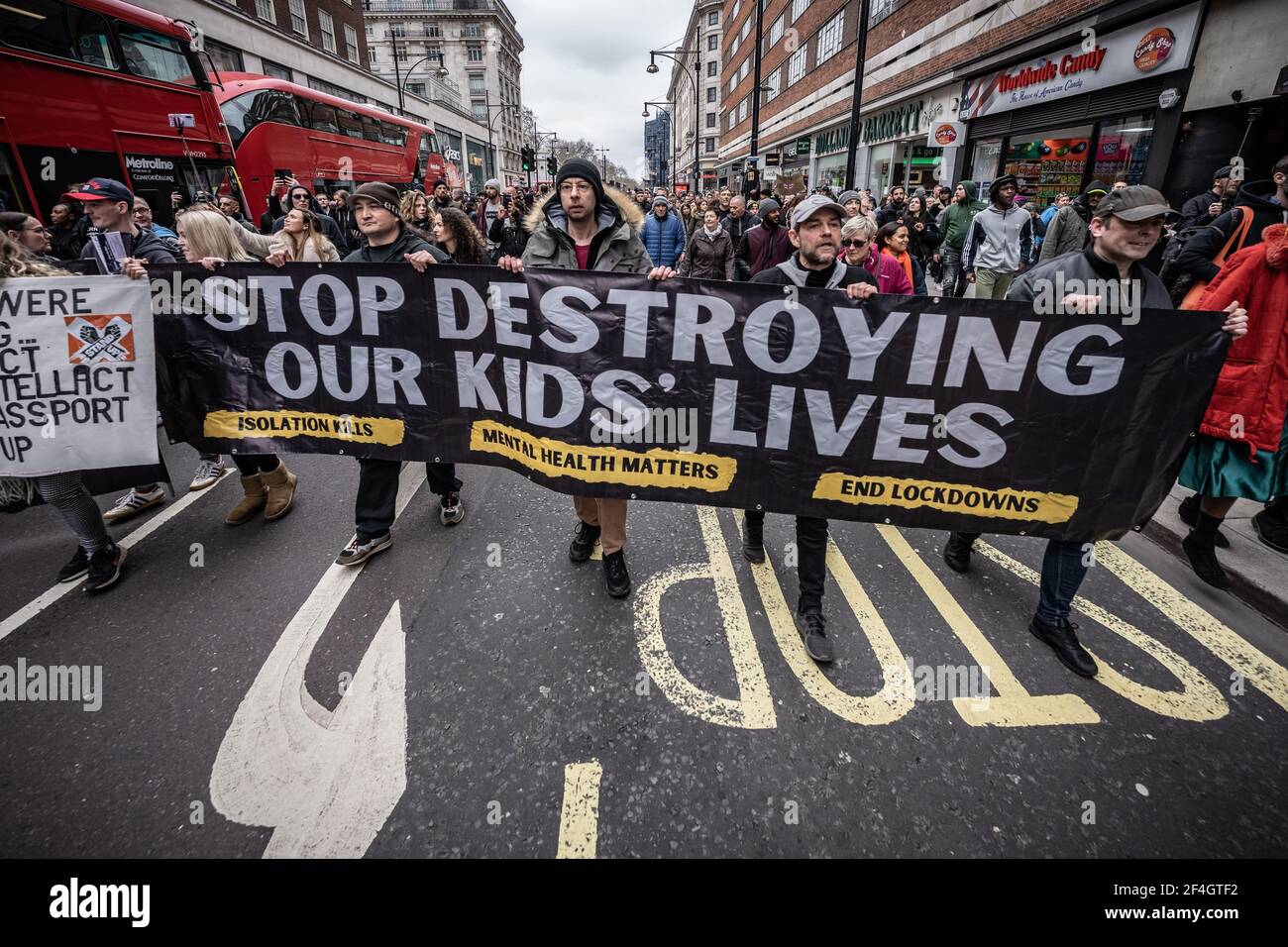 Coronavirus: Tausende von Anti-Lockdown-Demonstranten marschieren unter starker Polizeiüberwachung vom Hyde Park nach Westminster. London, Großbritannien. Stockfoto