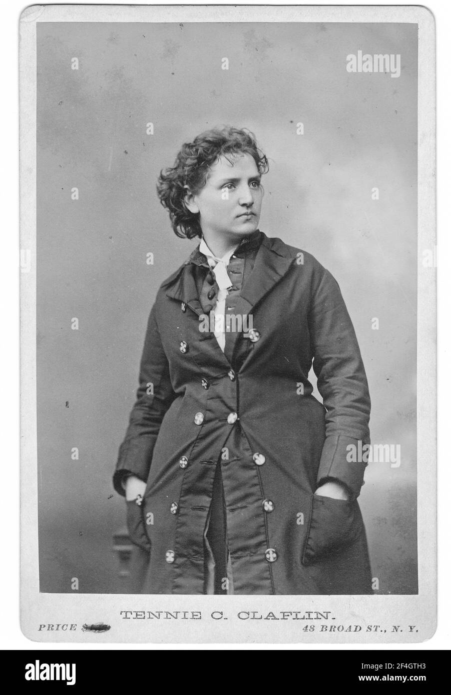 Kommerzielle Kabinettkarte, mit einem dreiviertel Profilporträt, von Tennessee (Tennie C) Claflin, ein Suffragist, Börsenmakler und Schwester von Victoria Woodhull, fotografiert in New York, 1900. Fotografie von Emilia van Beugen. () Stockfoto