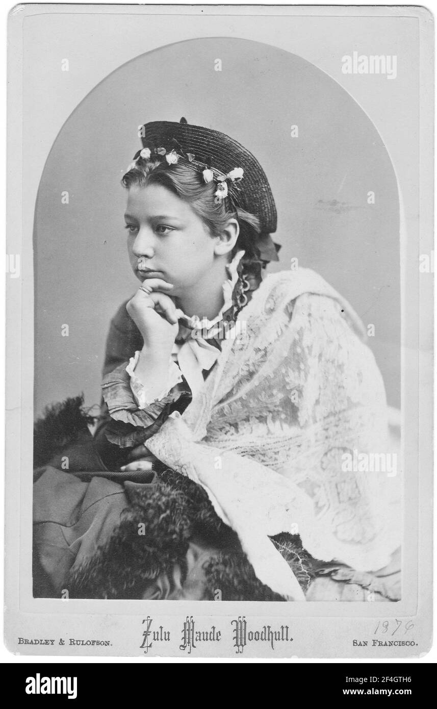 Kabinettfoto mit einem dreiviertel Profilportrait von Zulu Maude Woodhull, Victorias Tochter Woodhull, von der Taille nach oben, fotografiert von Bradley und Rulofson, San Francisco, 1900. Fotografie von Emilia van Beugen. () Stockfoto