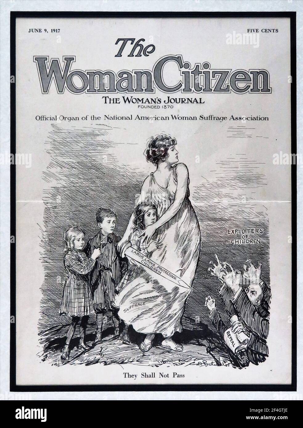 Cover Illustration von The Woman Citizen, with a personification of Suffrage as a woman with a Deword, protecting the rights of child Labourers, veröffentlicht von der National American Woman Suffrage Association for the American Market, 9. Juni 1917. Fotografie von Emilia van Beugen. () Stockfoto