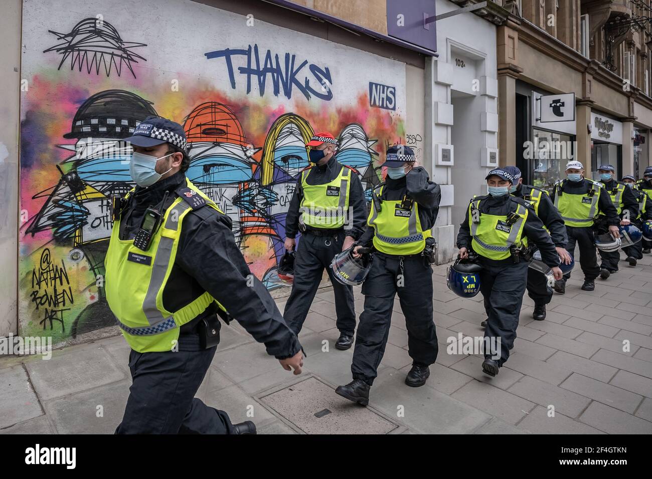 Coronavirus: Tausende von Anti-Lockdown-Demonstranten marschieren unter starker Polizeiüberwachung vom Hyde Park nach Westminster. London, Großbritannien. Stockfoto