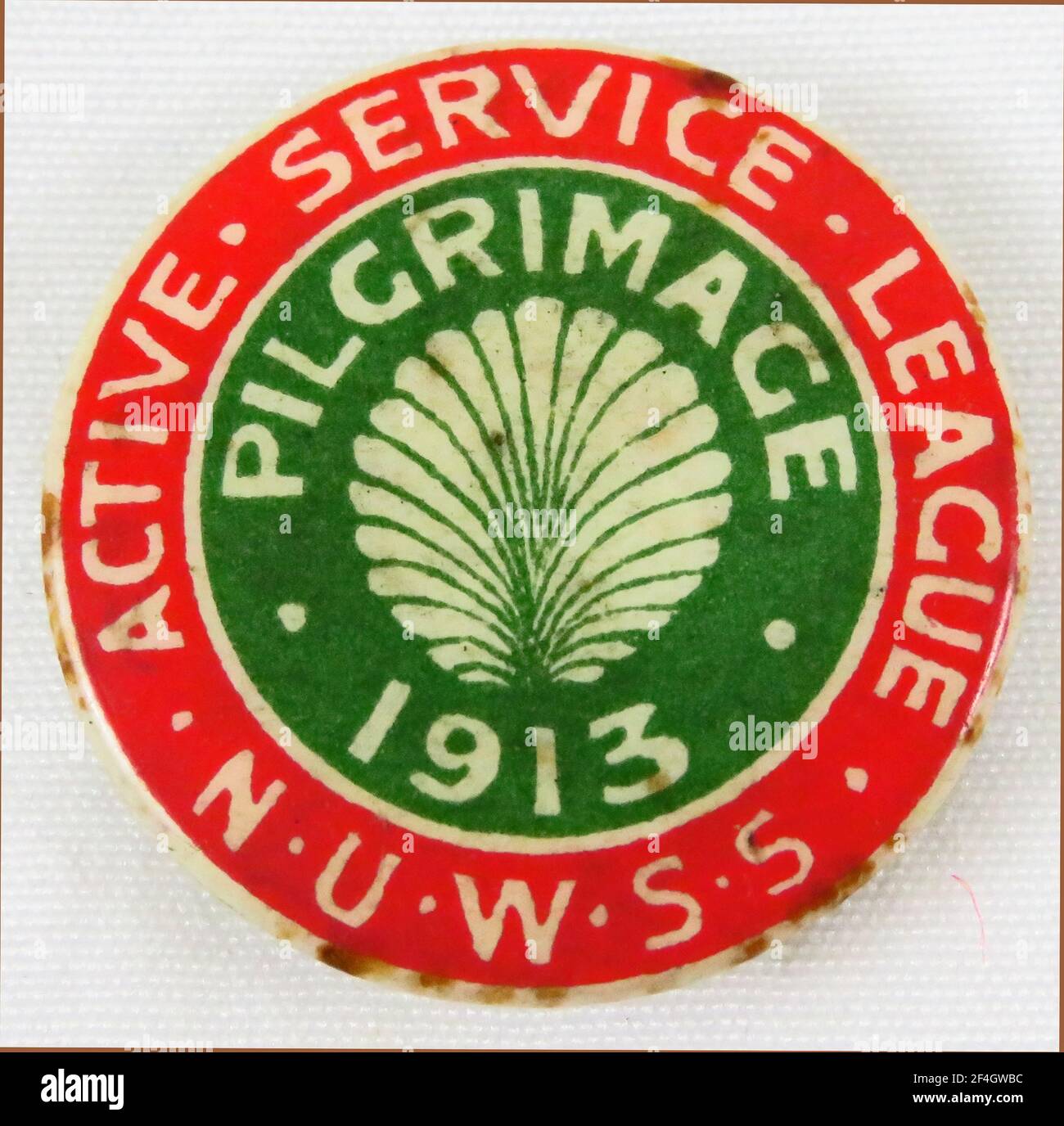 Rot, grün und weiß, emaillierte Nadel oder Abzeichen, mit dem Text "Active Service League NUWSS, Pilgrimage 1913", zur Erinnerung an einen marsch von Land's End nach London, herausgegeben von der National Union of Women Suffrage Societies (NUWSS), für den britischen Markt, 1913. Fotografie von Emilia van Beugen. () Stockfoto