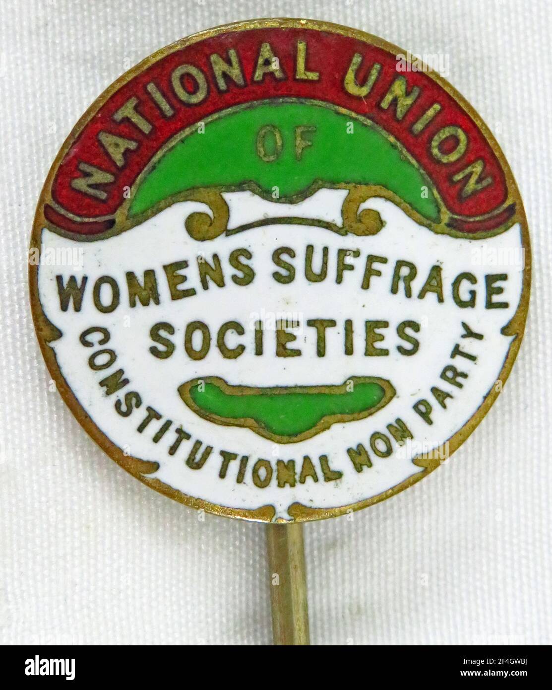 Rot, grün und weiß, emaillierte Nadel oder Abzeichen, mit dem Text "National Union of Women Suffrage Societies Constitutional Non Party", herausgegeben von der National Union of Women Suffrage Societies (NUWSS), für den britischen Markt, 1905. Fotografie von Emilia van Beugen. () Stockfoto