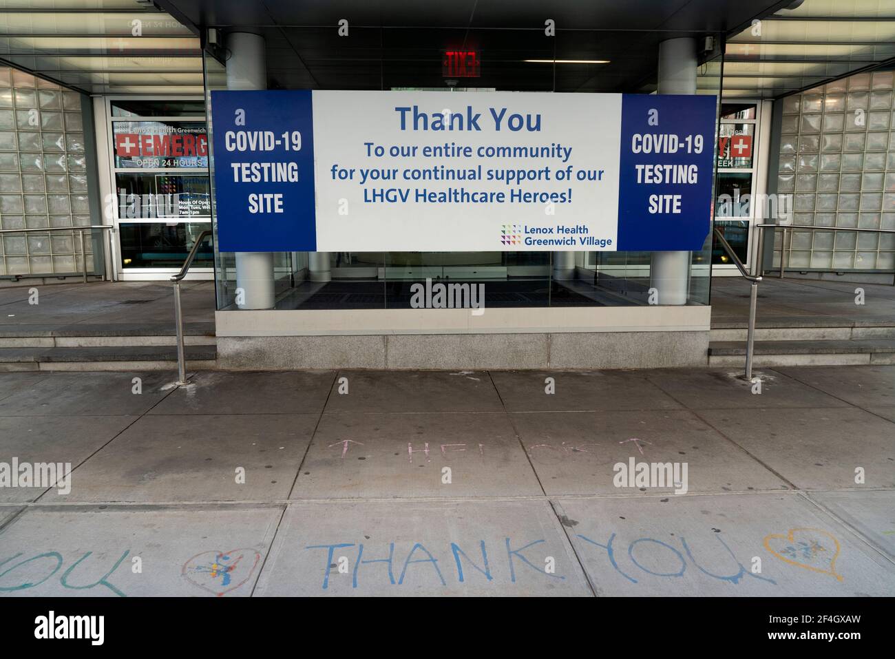 Schilder vor der Notaufnahme des Lenox Health Greenwich Village identifizieren das Gebäude als Covid-19 Impfstelle. Auf dem Bürgersteig angekreiste Botschaften sagen „Danke.“ März 20, 2021 Stockfoto