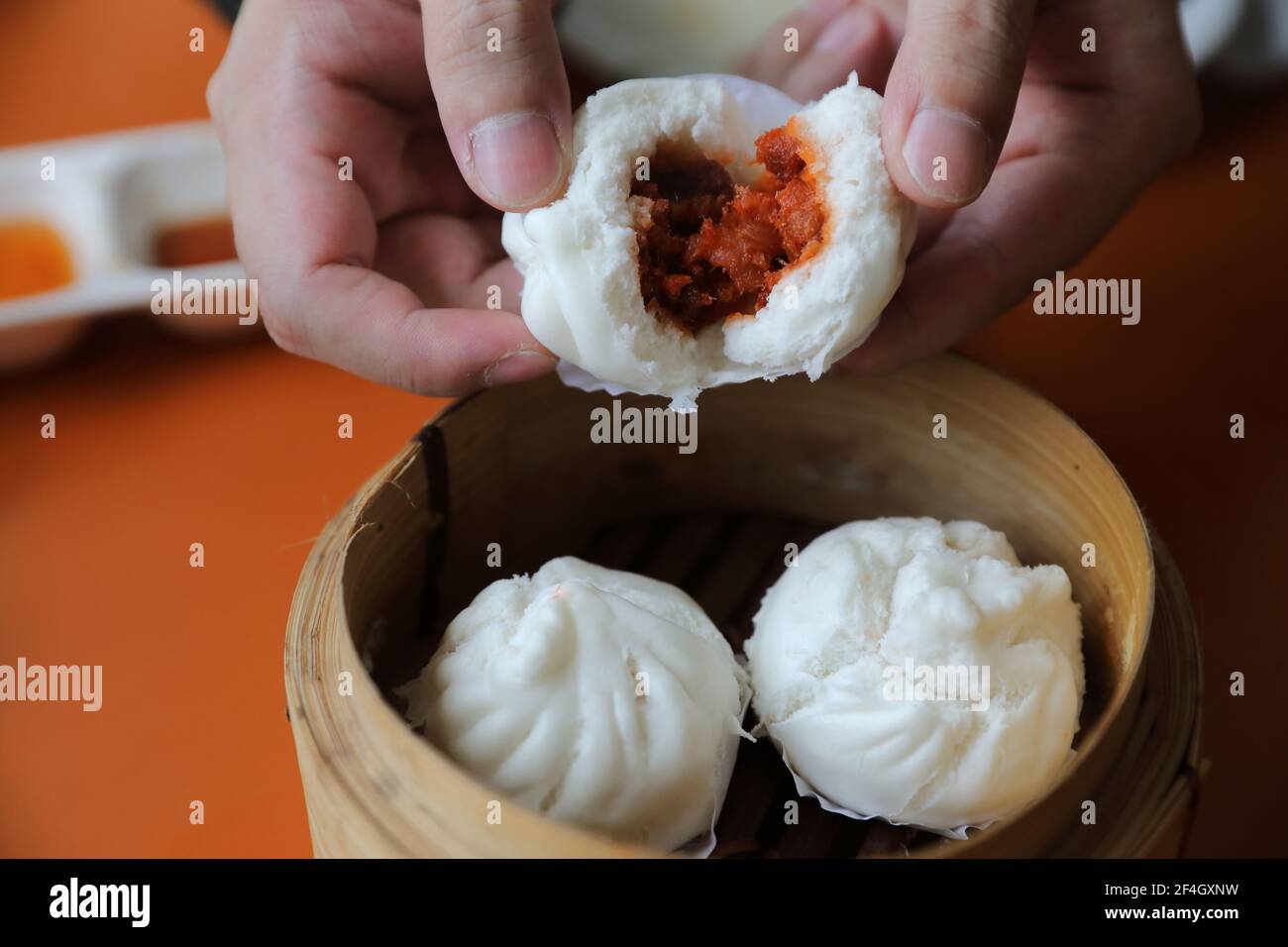 Dim Sum auf Holzkorb, chinesisches Essen Stockfoto