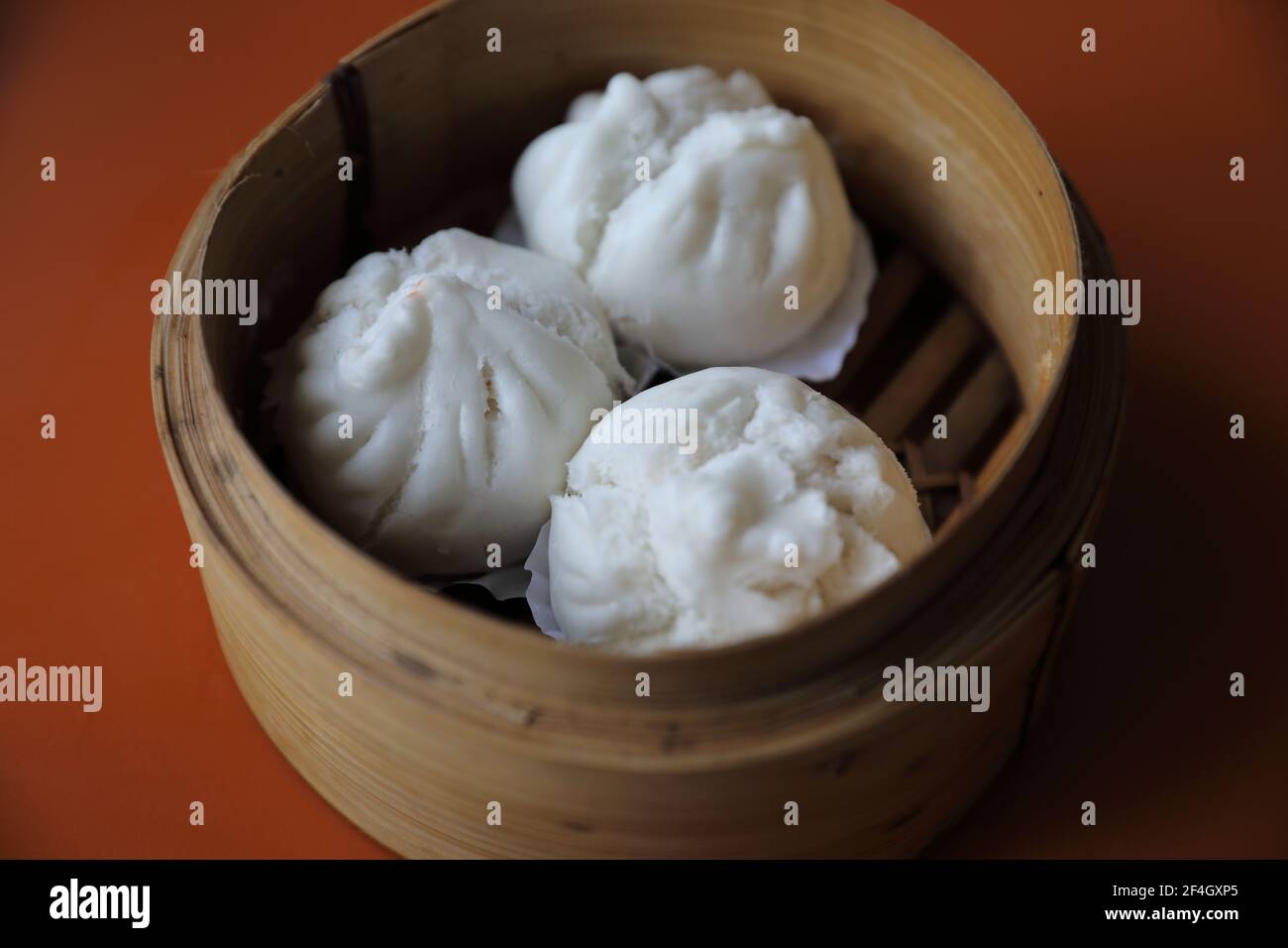 Dim Sum auf Holzkorb, chinesisches Essen Stockfoto