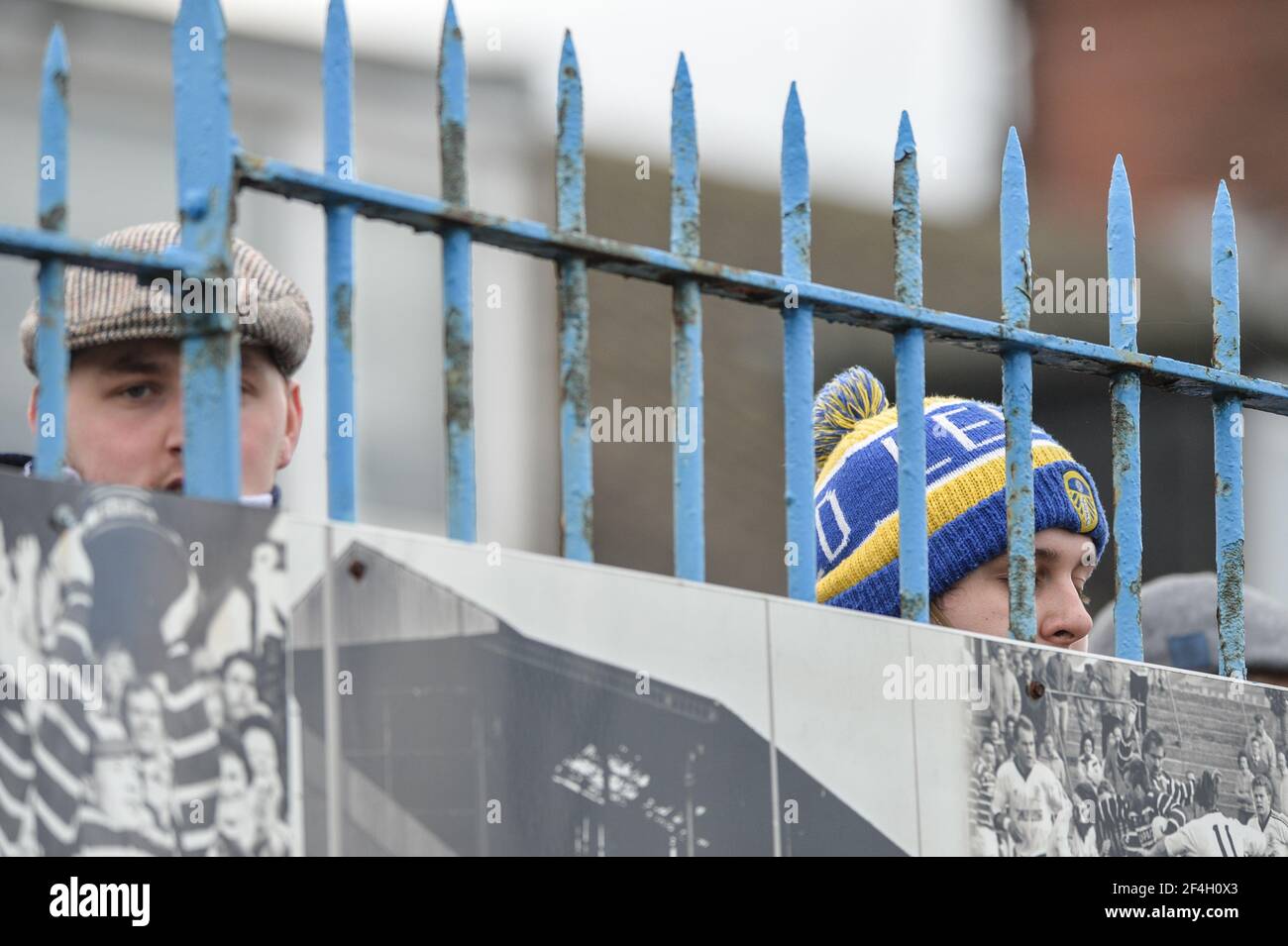 Featherstone, England - 21st. März 2021 - Fans hinter Fence sehen Rugby League Betfred Challenge Cup 1 Spiel zwischen Featherstone Rovers und Bradford Bulls im Millenium Stadium, Featherstone, UK Dean Williams/Alamy Live News Stockfoto