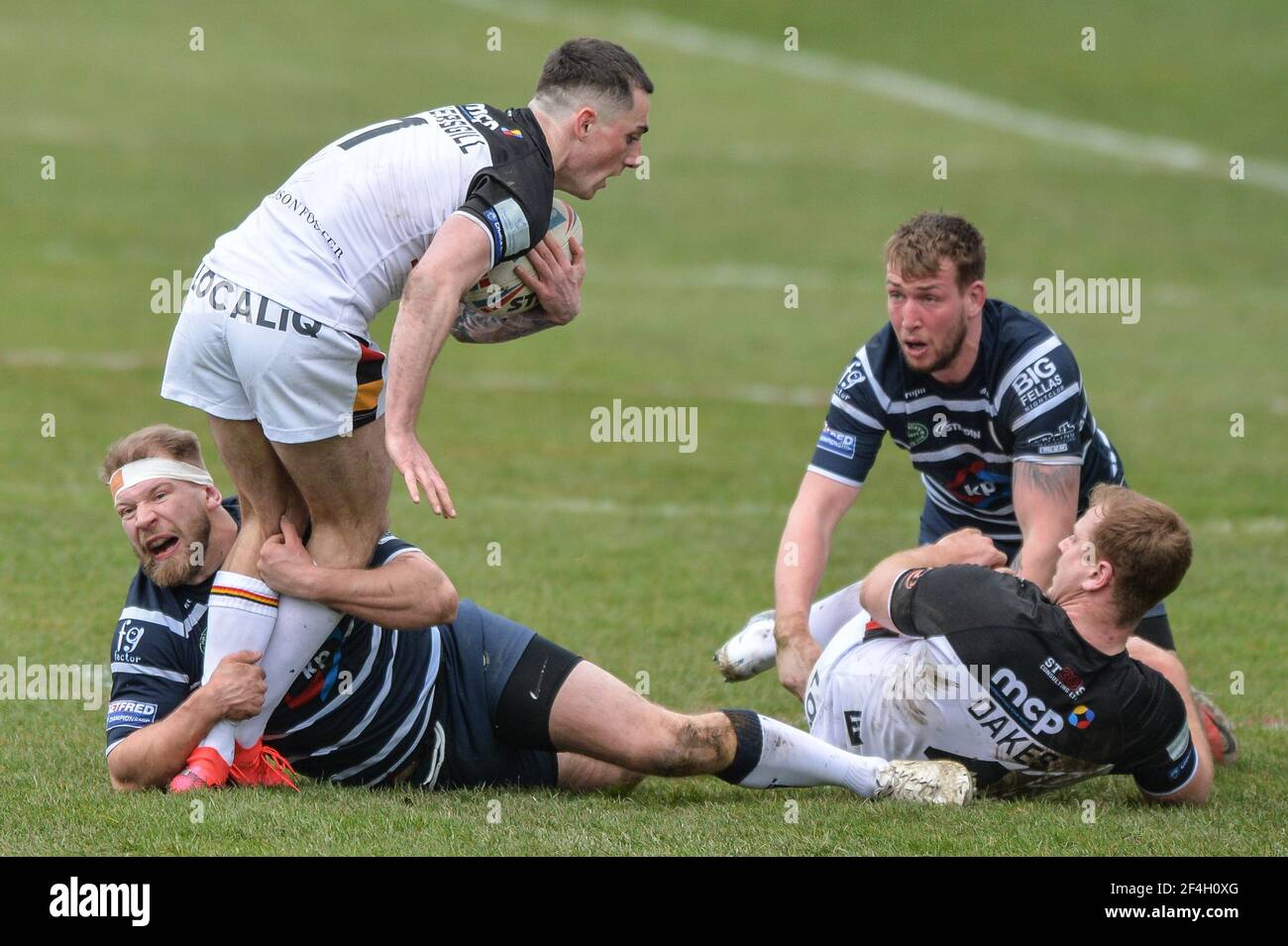 Featherstone, England - 21st. März 2021 - Brandon Pickersgill von Bradford Bulls wird von Brad Day of Featherstone Rovers während der Rugby League Betfred Challenge Cup Runde 1 Spiel zwischen Featherstone Rovers gegen Bradford Bulls im Millenium Stadium, Featherstone, UK Dean Williams/Alamy Live News angegangen Stockfoto