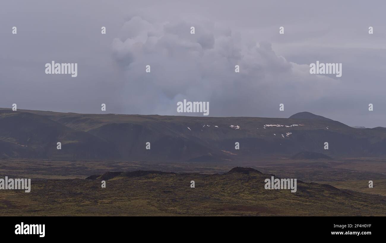 Gefährlicher vulkanischer Rauch am Himmel nach dem Ausbruch eines Vulkans in der Nähe von Fagradalsfjall, Halbinsel Reykjanes, Island vom Þorbjarnarfell-Hügel aus gesehen. Stockfoto