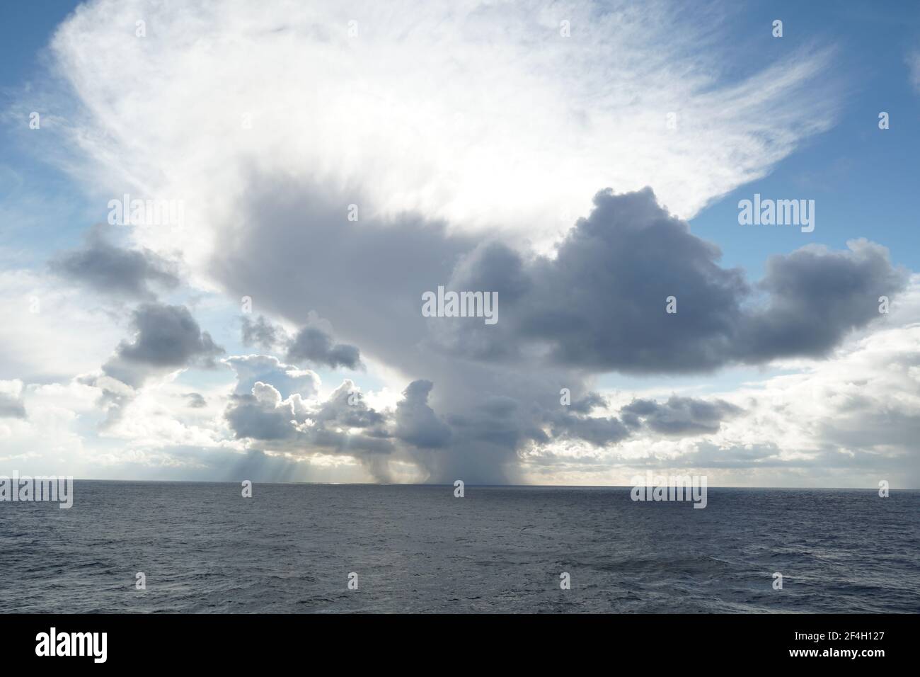 Starke Niederschlagswolken bringen reichlich Niederschlag und atmosphärische Niederschläge am Pazifik beobachtet. Stockfoto
