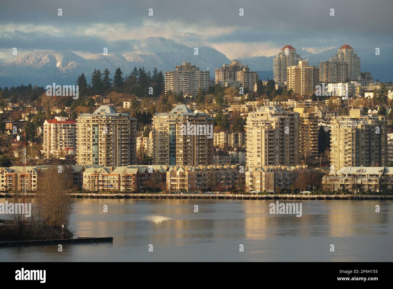 Blick auf die Skyline der Stadt mit Gebäuden auf Vancouver, British Columbia, Kanada vom Containerterminal Fraser Surrey Docks am Fraser River. Stockfoto