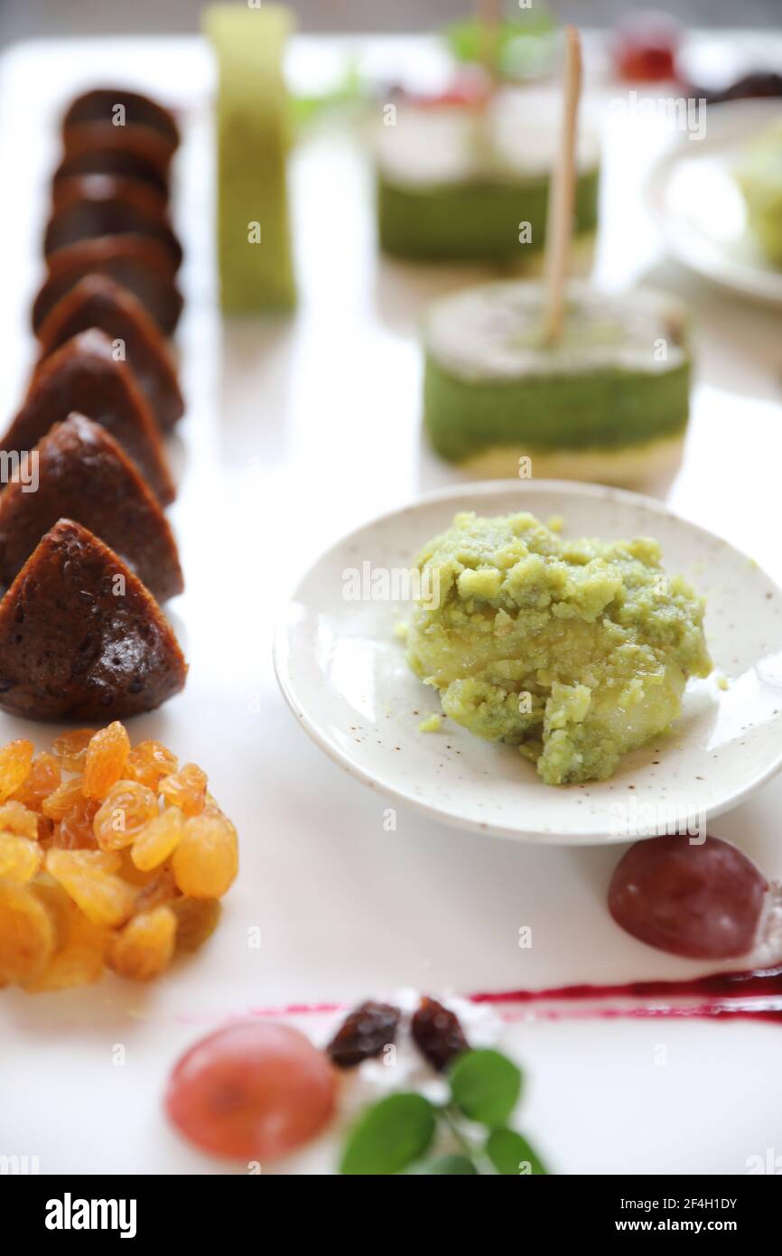 Japanische Dessertmischung auf Holzhintergrund Stockfoto