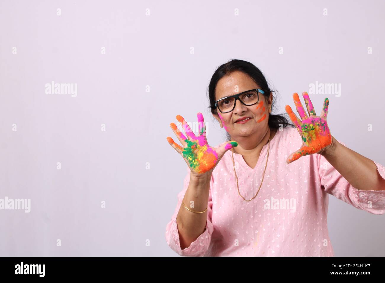 Holi. Porträt der glücklichen indischen Frau feiert Festival der Farben. Stockfoto