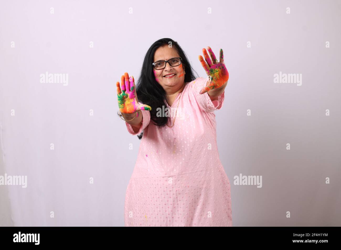 Holi. Porträt der glücklichen indischen Frau feiert Festival der Farben. Stockfoto