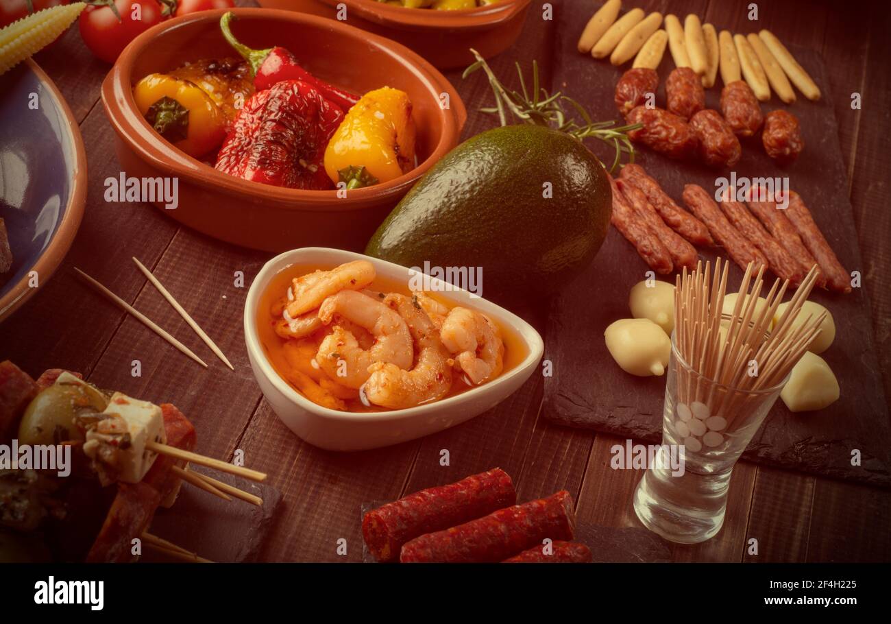 Auswahl an mediterranen Snacks auf altem Holztisch. Tapas oder Antipasti. Vintage-Effekt Stockfoto