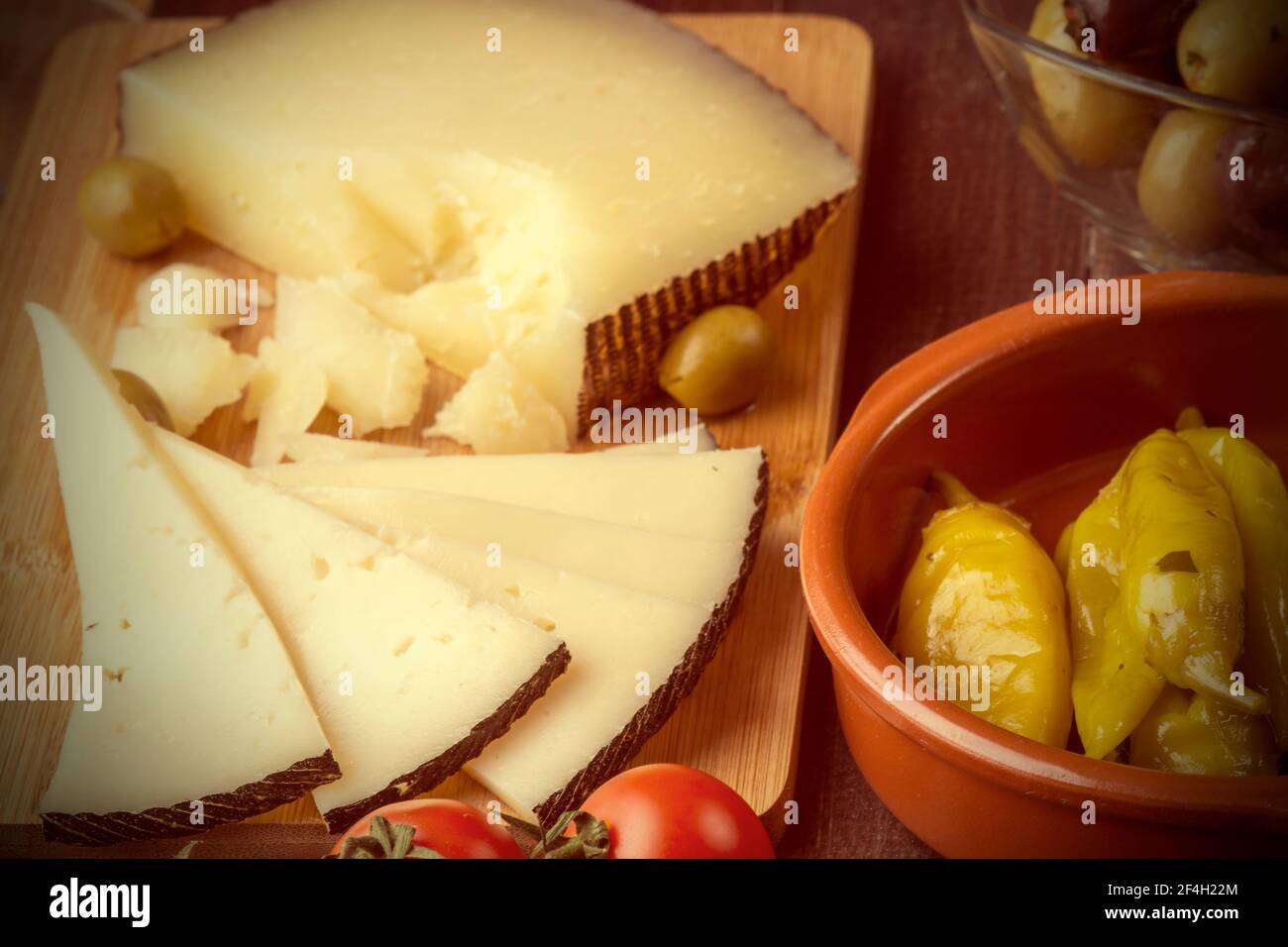 Auswahl an mediterranen Snacks auf altem Holztisch. Tapas oder Antipasti. Vintage-Effekt Stockfoto