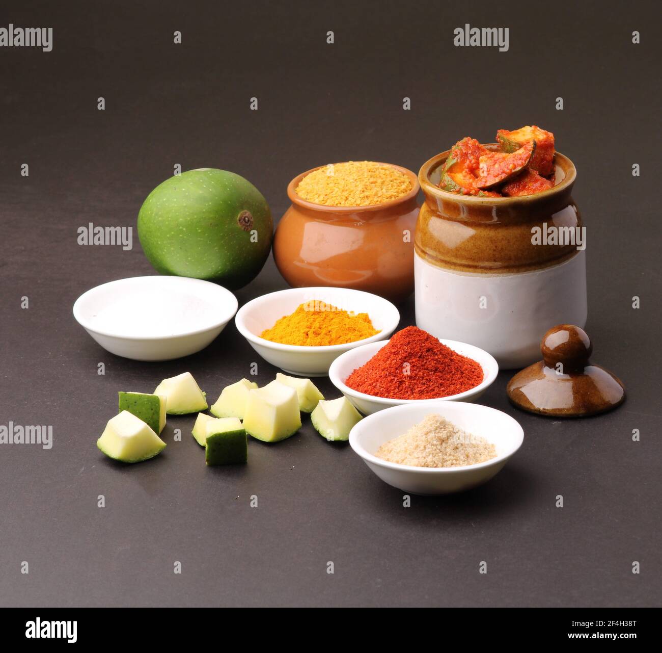 Hausgemachte Mango Pickle oder aam ka achar Kairi Loncha mit Zutaten. Stockfoto