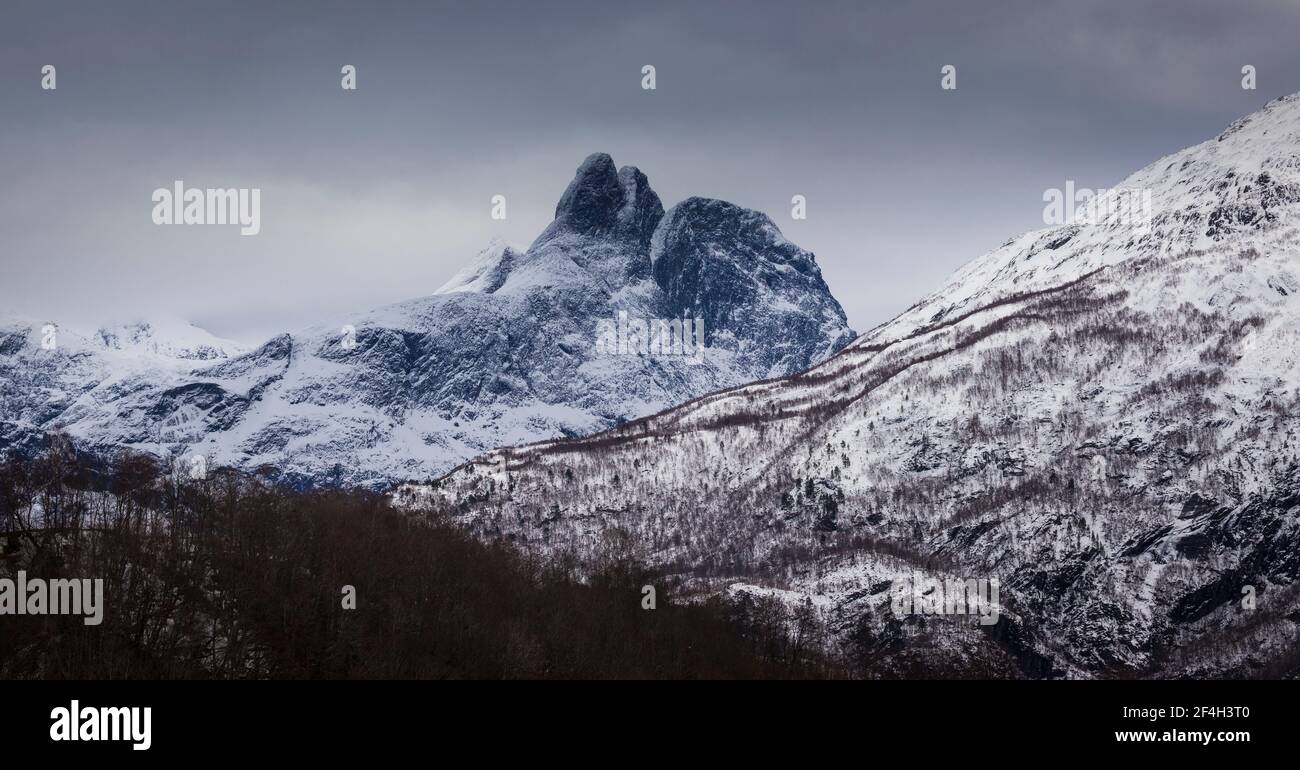 Panorama-Winterlandschaft im Romsdalen Tal, Rauma kommune, Møre Og Romsdal, Norwegen. In der Mitte ist der Gipfel Romsdalshorn, 1550 m. Stockfoto