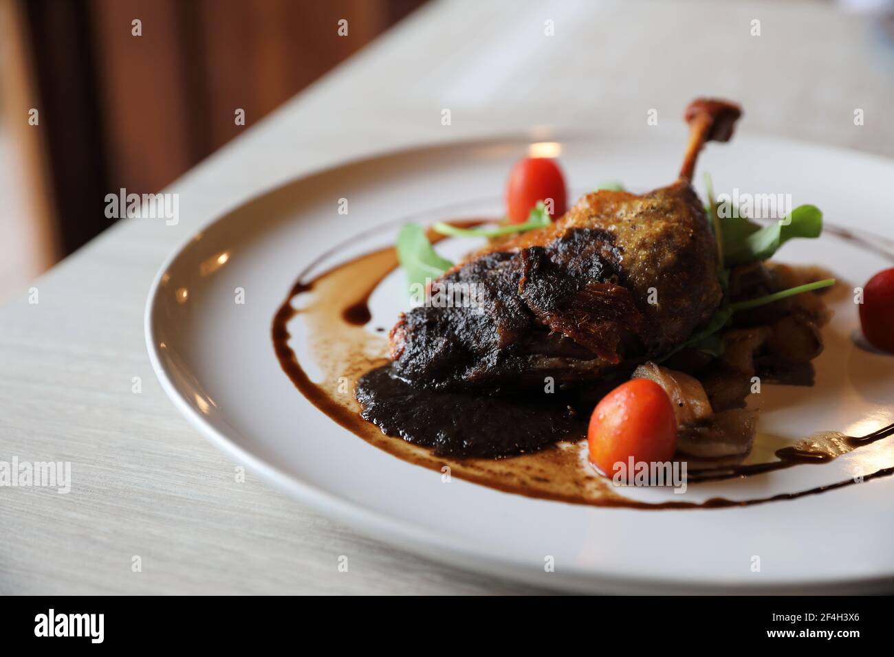 Entenconfit, gebratene Entenschenkel französische Küche Stockfoto