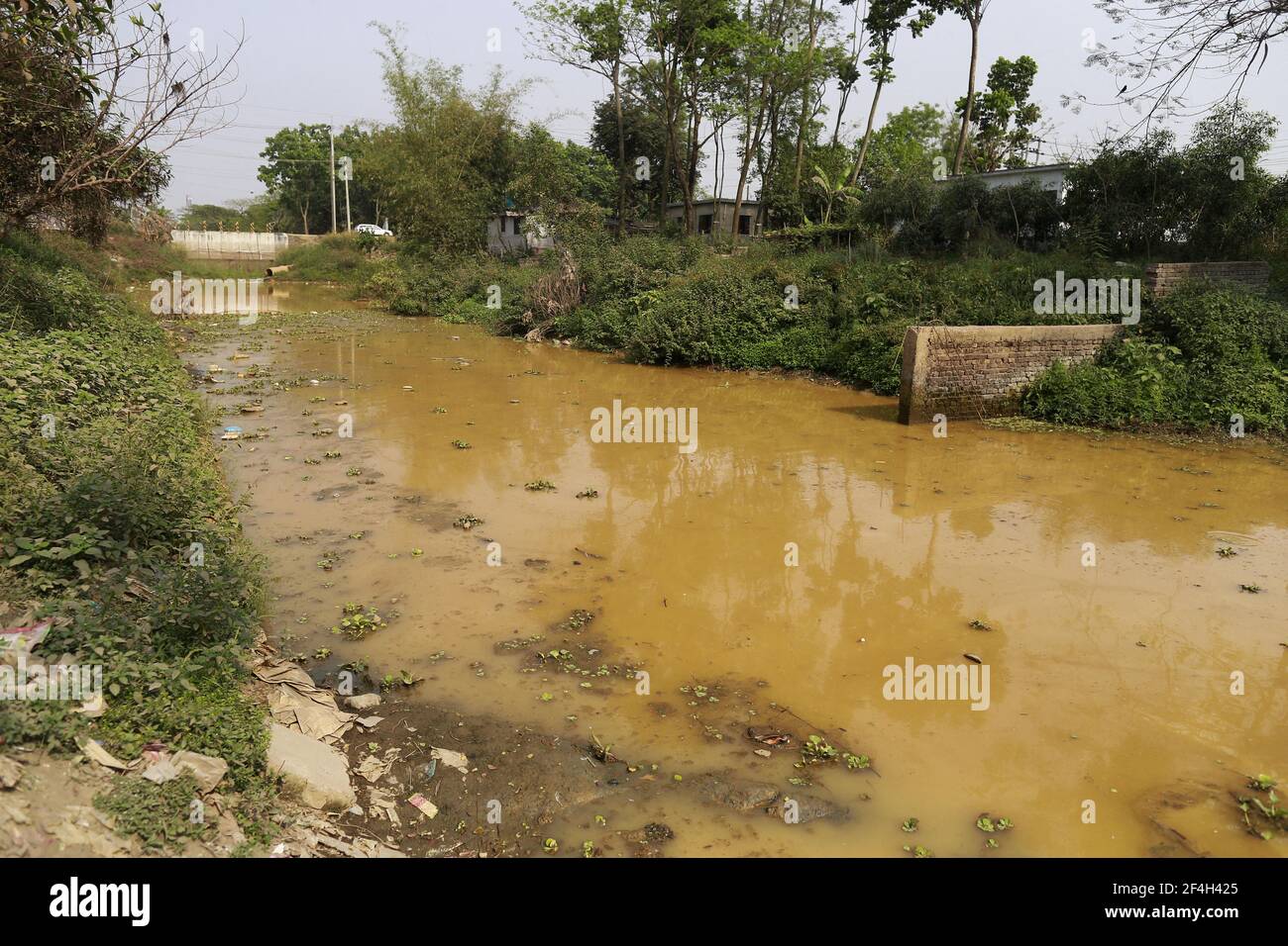 Ein Kanal voll mit Abwasser aus einer Wasseraufbereitungsanlage (Iron Removal Plant) im Besitz von Dhaka WASA (Water and Kanalisation Authority), in Savar, in der Nähe von Dhaka, Bangladesch, März 21, 2021. Foto von Suvra Kanti das/ABACAPRESS.COM Stockfoto