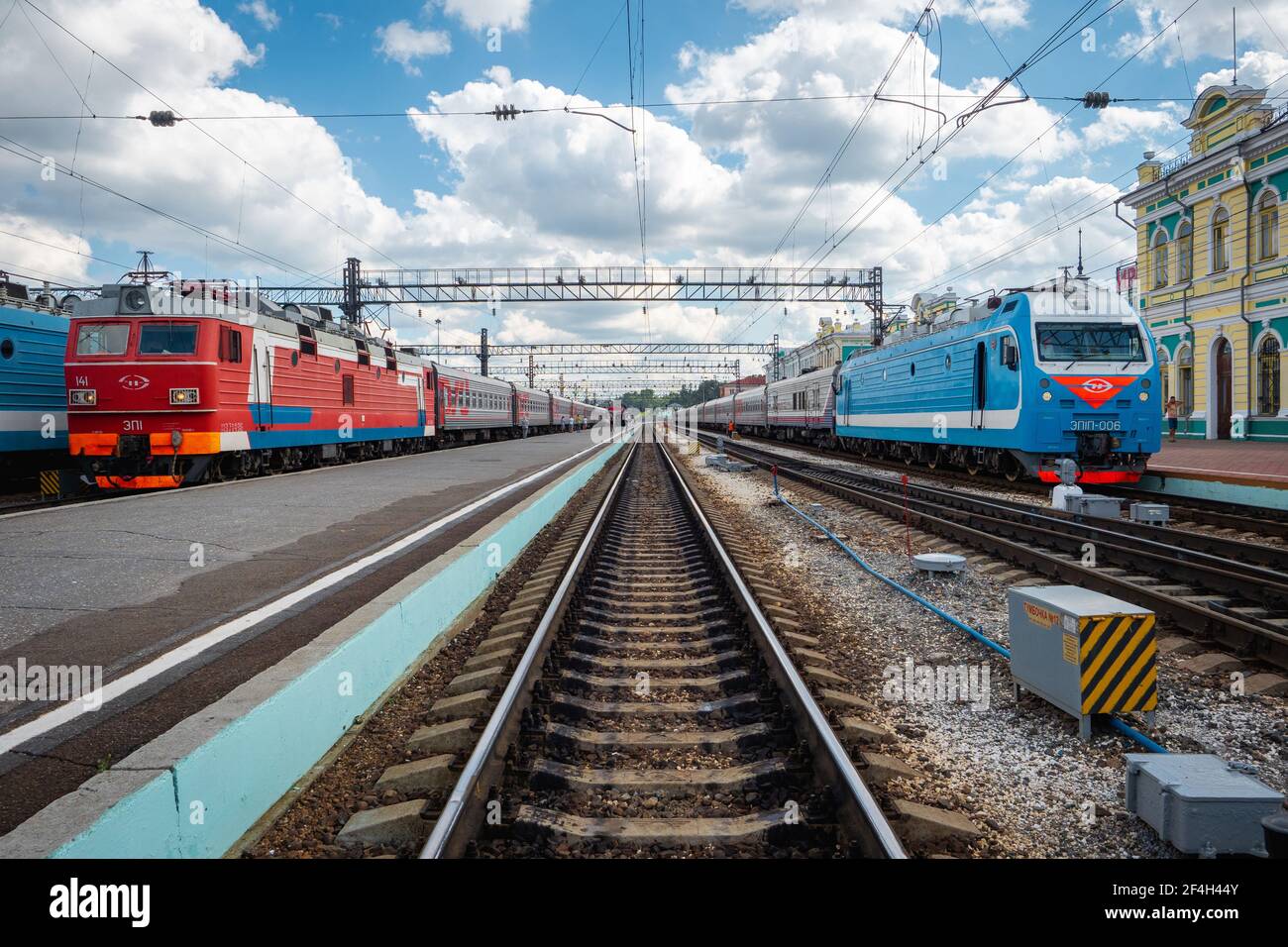 Züge am Bahnhof Irkutsk-Passaschirsky in der Stadt Irkutsk in Russland, eine wichtige Station entlang der Transsibirischen Eisenbahn. Stockfoto