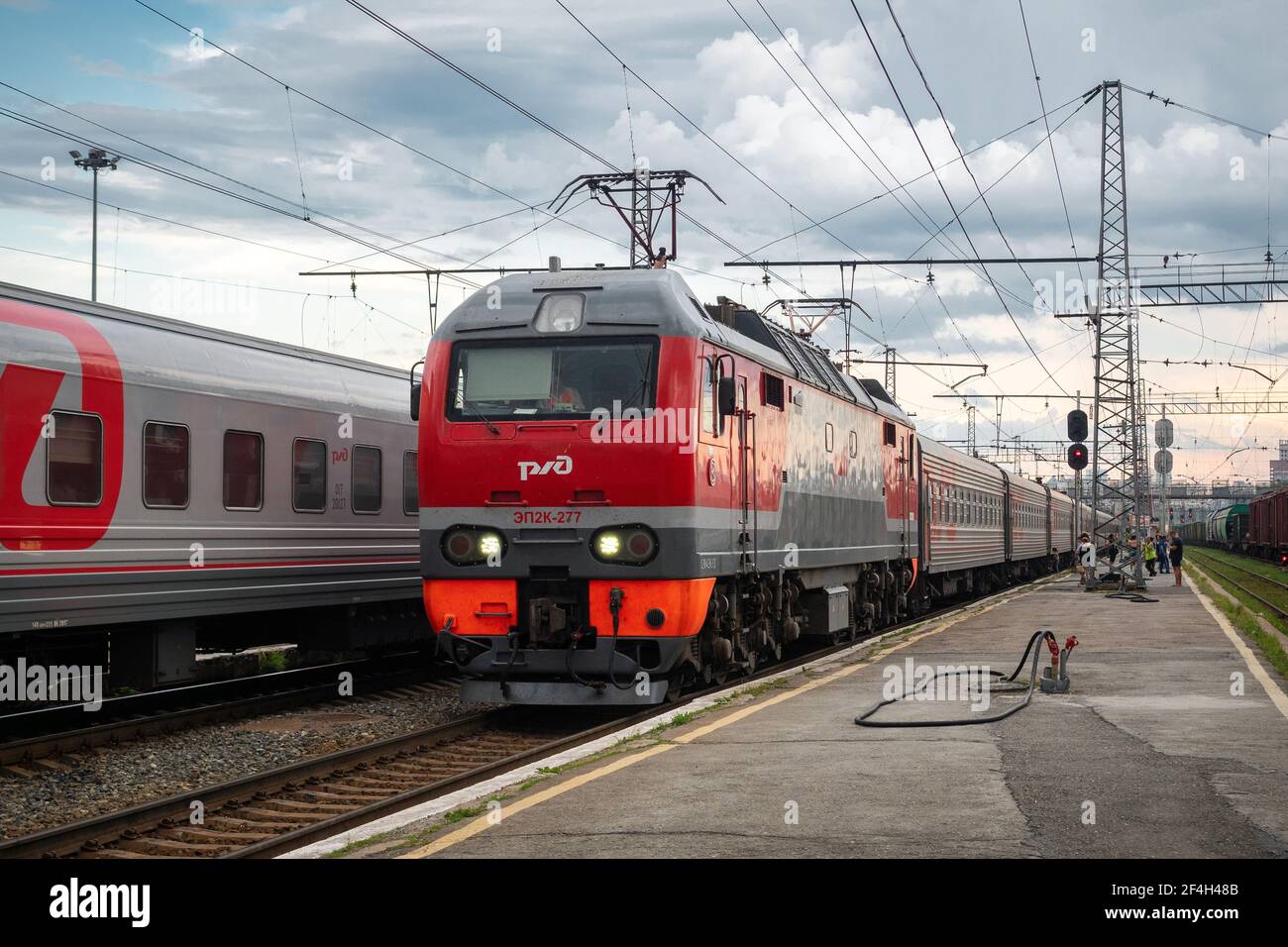 Zug am Omsk-Passaschirsky Bahnhof in der Stadt Omsk in Russland, eine wichtige Haltestelle entlang der Transsibirischen Eisenbahn. Stockfoto