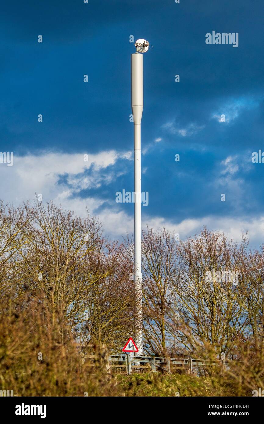 Monopole Handy Mast mit beigefügter Mikrowelle Schüssel. Stockfoto