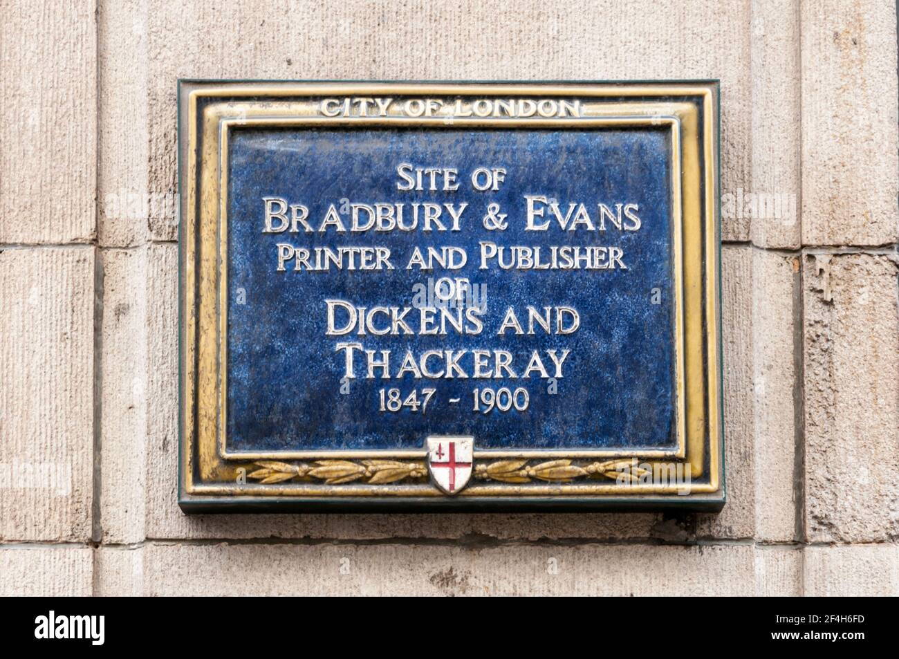 Blaue Plakette der Stadt London auf dem Gelände von Bradbury & Evans in der Fleet Street. Der Druckerverlag von Dickens & Thackeray. Stockfoto