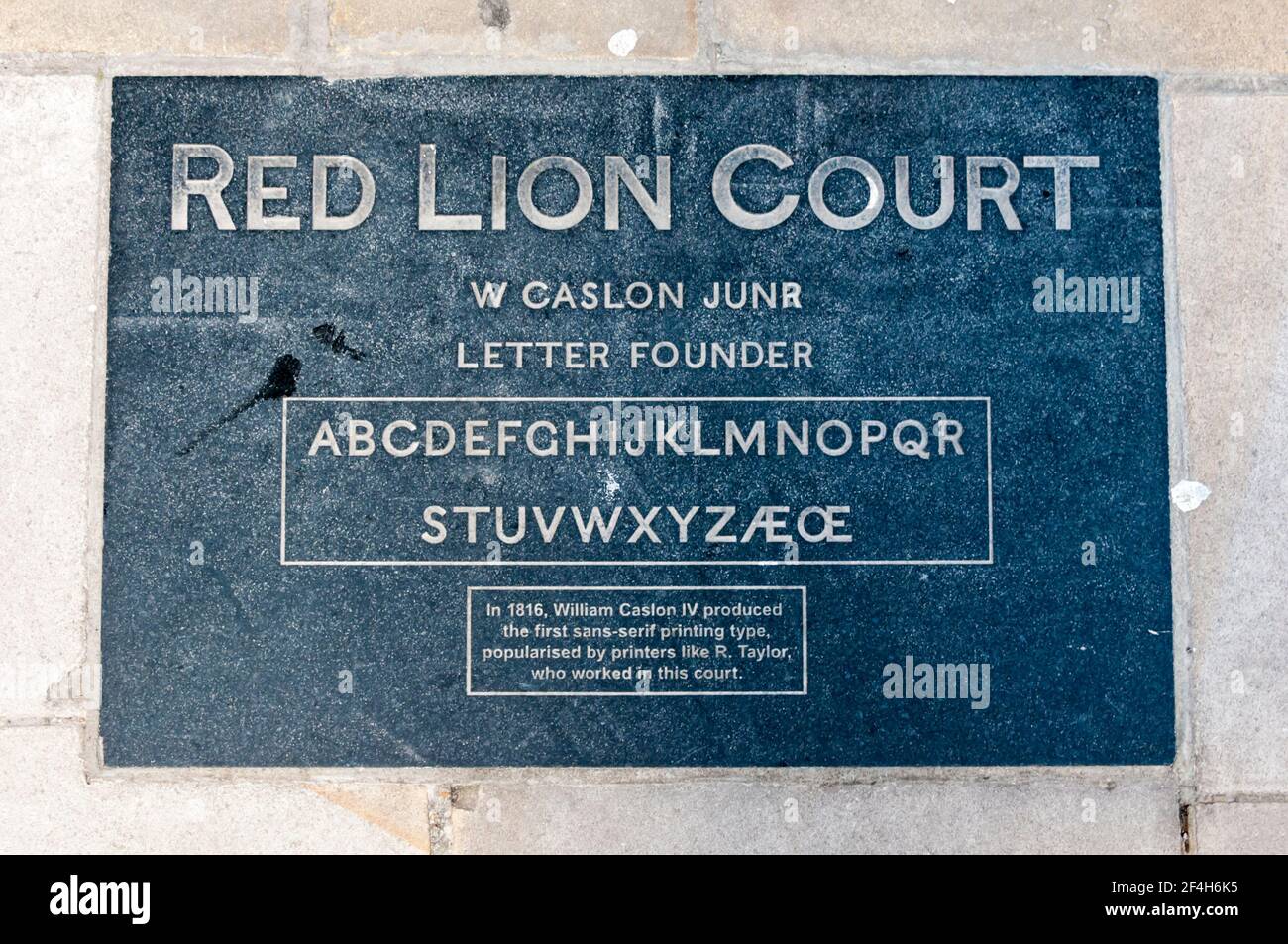 Eine Plakette auf dem Bürgersteig am Red Lion Court, Fleet Street, zeichnet den ersten Sans-Serif Drucktyp auf. Stockfoto