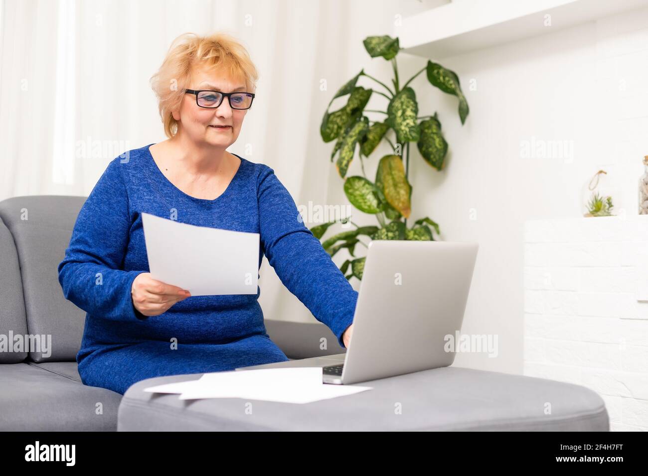 Glücklich reif ältere Frau Video anrufen auf Laptop arbeiten von zu Hause aus. Lächelnd 60s Geschäftsfrau mittleren Alters im Gespräch durch Konferenz online virtuellen Chat Stockfoto