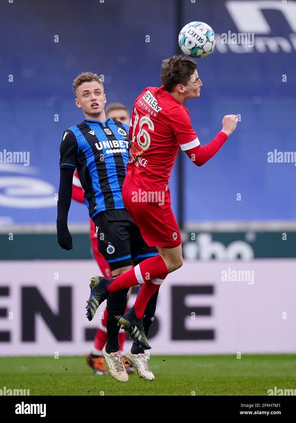 21-03-2021: Voetbal: Club Brugge / FC Antwerpen: Brugge BRÜGGE, BELGIEN - MÄRZ 21: Noa lang vom Club Brugge und Pieter Gerkens von Royal Antwerpen während t Stockfoto