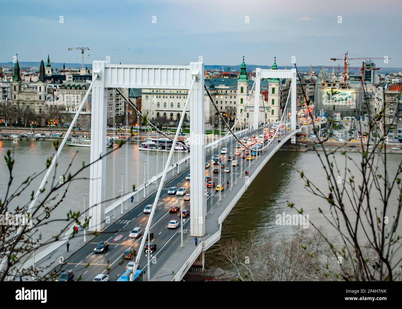 Budapest, Ungarn, 19. März 2019: Erzsebet-Brücke in Budapest, Ungarn, Blick von den Hügeln, Abenddämmerung, Autos mit Scheinwerfern auf der Brücke Stockfoto