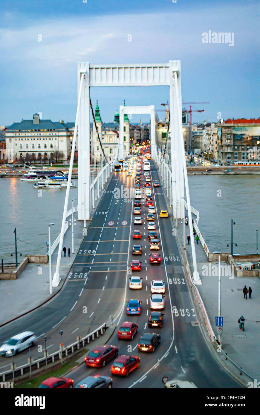 Budapest, Ungarn, 19. März 2019: Verkehr auf der Erzsebet-Brücke in Budapest, Ungarn, Blick von den Hügeln, Abenddämmerung, Autos mit Scheinwerfern an, ein Stockfoto