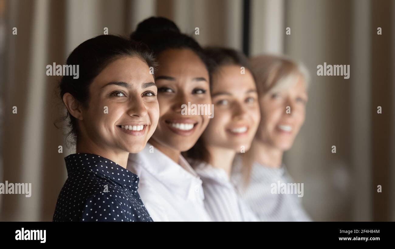 Lächelnd zeigen vielfältige multiethnische Kolleginnen Einheit Stockfoto