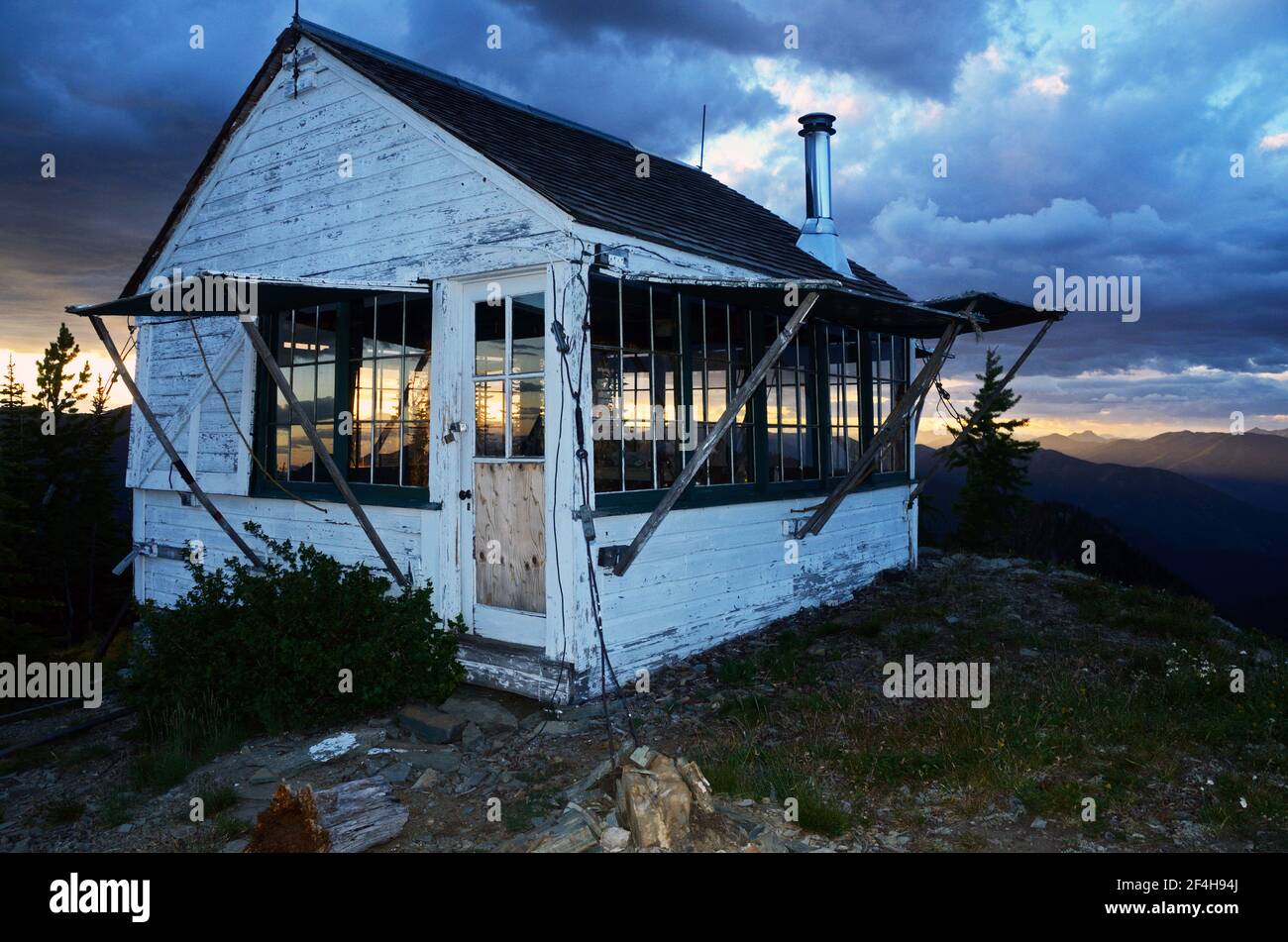 Mount Wam Lookout, ein Backcountry Wald Service Vermietung Feuer Lookout Hütte. Whitefish Range, Montana. (Foto von Randy Beacham) Stockfoto