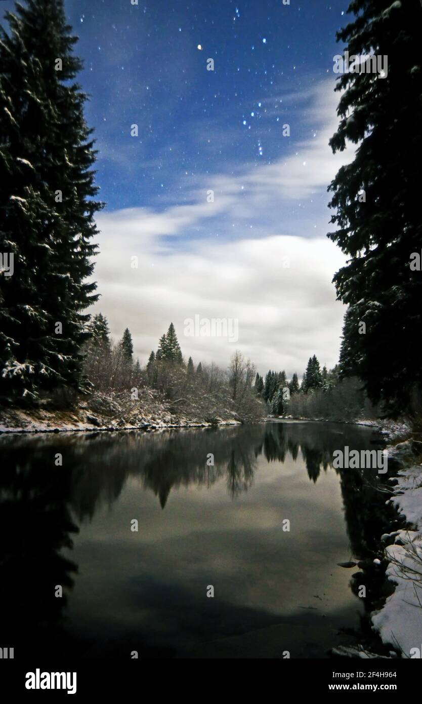 Yaak River bei Nacht bei Mondschein mit Orion am Himmel. Yaak Valley, nordwestlich von Montana. (Foto von Randy Beacham) Stockfoto