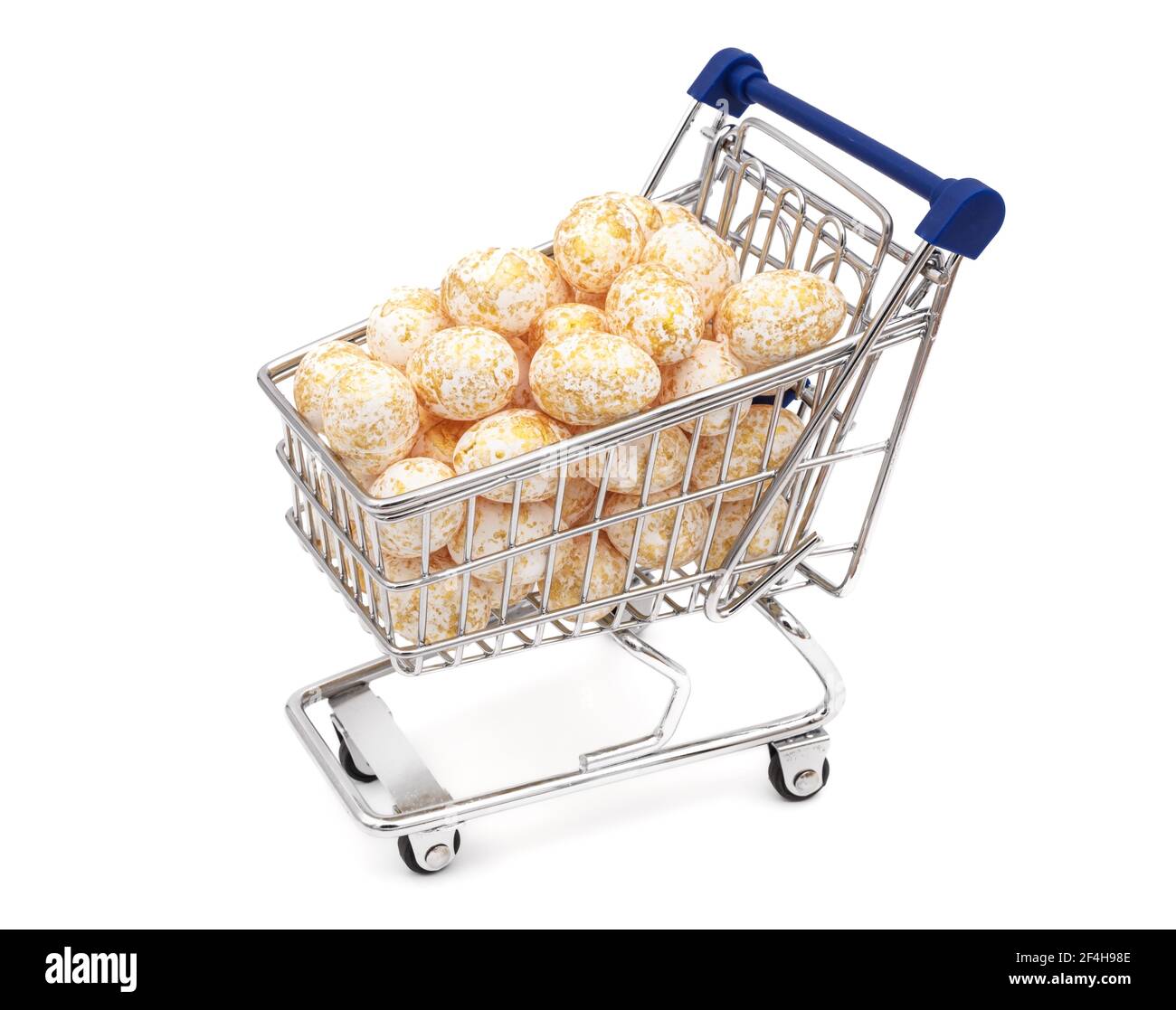 Ostereier in den Warenkorb legen Stockfoto