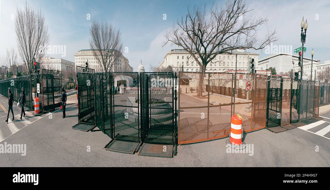 Washington DC, USA. März 9, 2021. Stacheldraht auf Metallzäunen um das US-Kapitolgebäude. 10 000 Nationalgarde zur Sicherheit eingesetzt Stockfoto