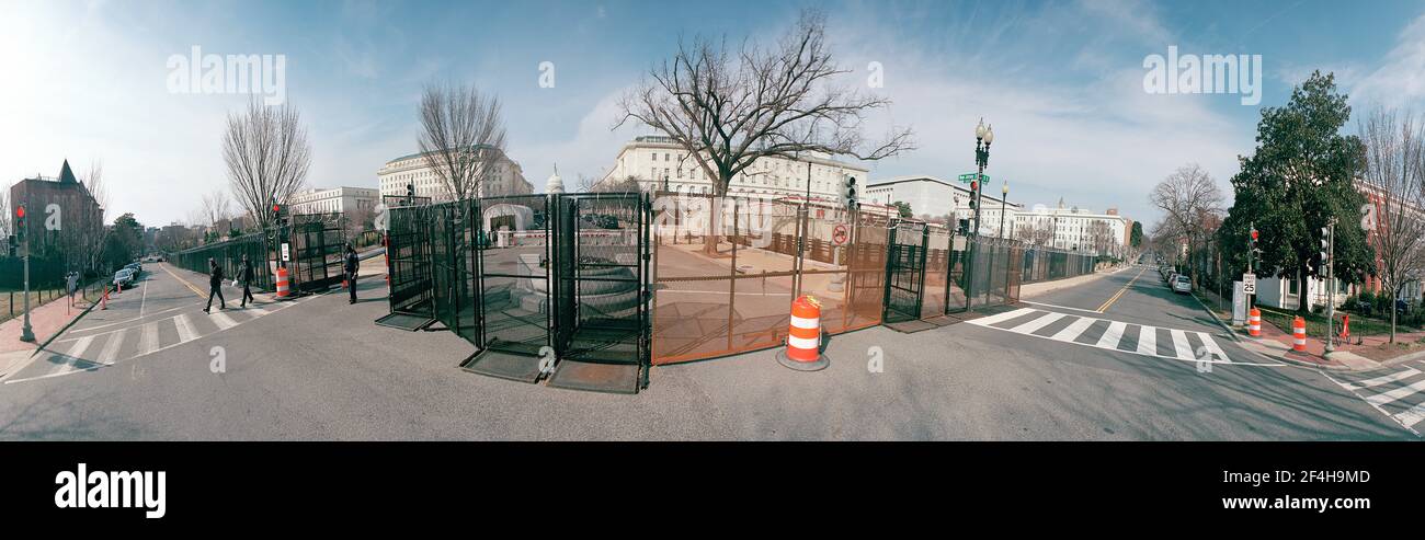 Washington DC, USA. März 9, 2021. Stacheldraht auf Metallzäunen um das US-Kapitolgebäude. 10 000 Nationalgarde zur Sicherheit eingesetzt Stockfoto