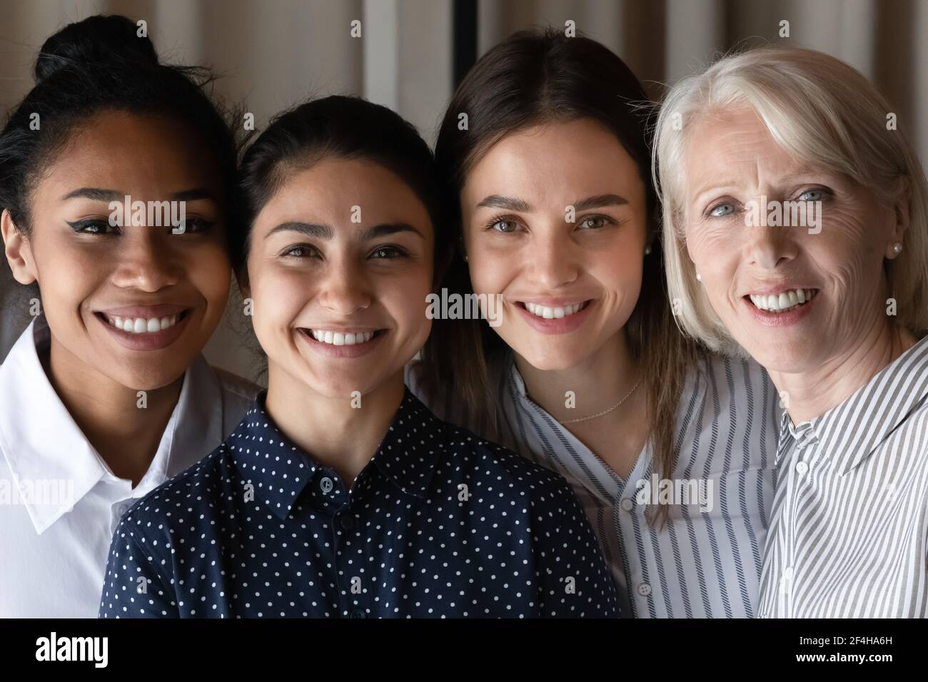 Porträt lächelnder multiethnischer Kollegen zeigen Einheit Stockfoto