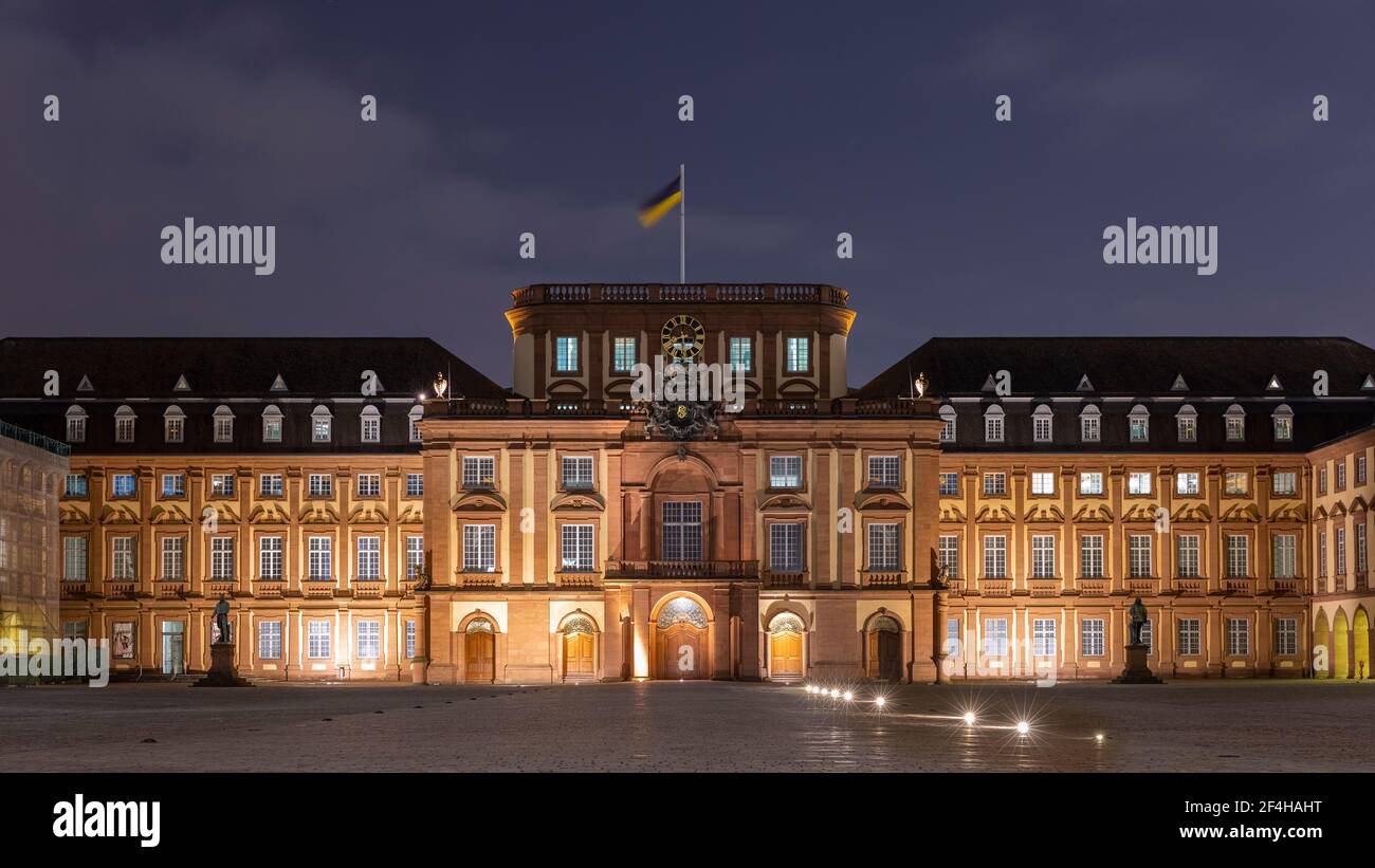 Das Barockschloss ist ein prominentes Gebäude in Mannheim. Ein Teil davon wird von der Universität Mannheim genutzt. Stockfoto