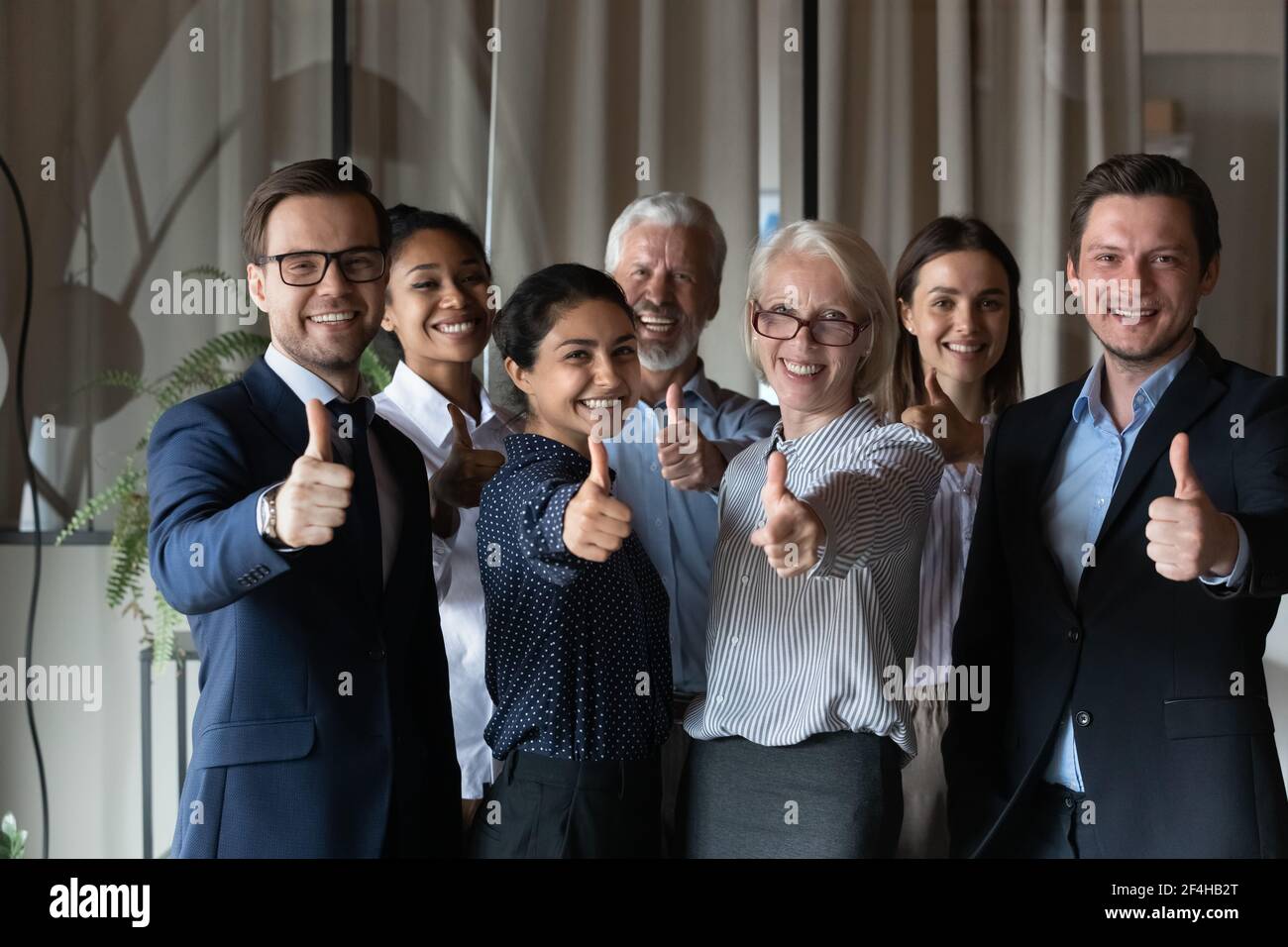 Porträt von lächelnden multirassischen Geschäftsleute zeigen Daumen nach oben Stockfoto