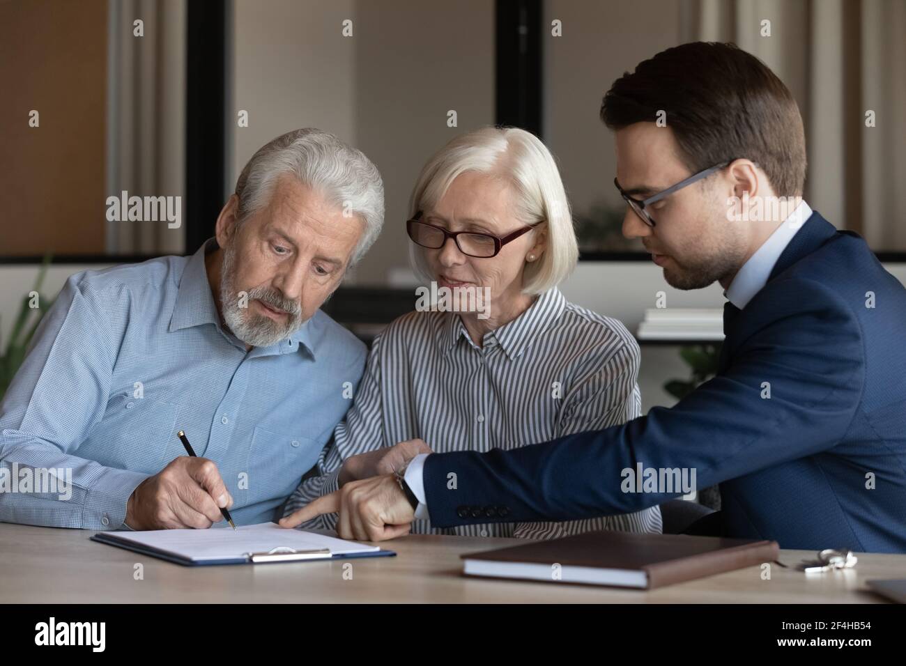 Reifes Paar unterzeichnen Vertrag schließen Geschäft mit Makler Stockfoto