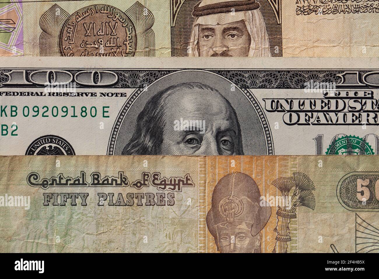 100 US-Dollar und alter Riyal von Saudi-Arabien, 50 Piastres von Ägypten für Designzwecke Stockfoto