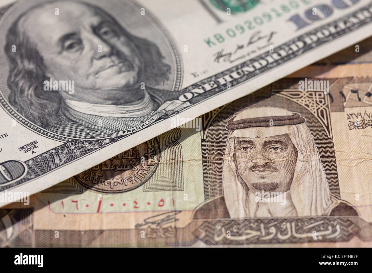 Ein alter Riyal von Saudi-Arabien und 100 US-Dollar Banknoten für Designzwecke Stockfoto