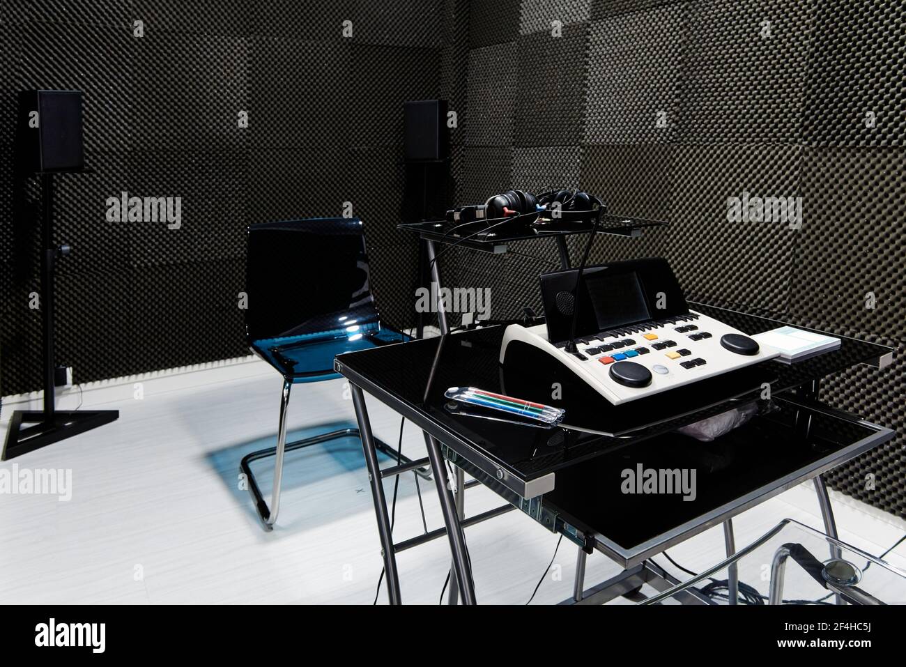 Zimmer mit schalldichten Schaumstoffwänden und moderner audiologischer Ausstattung Untersuchung und Hörtest Stockfoto