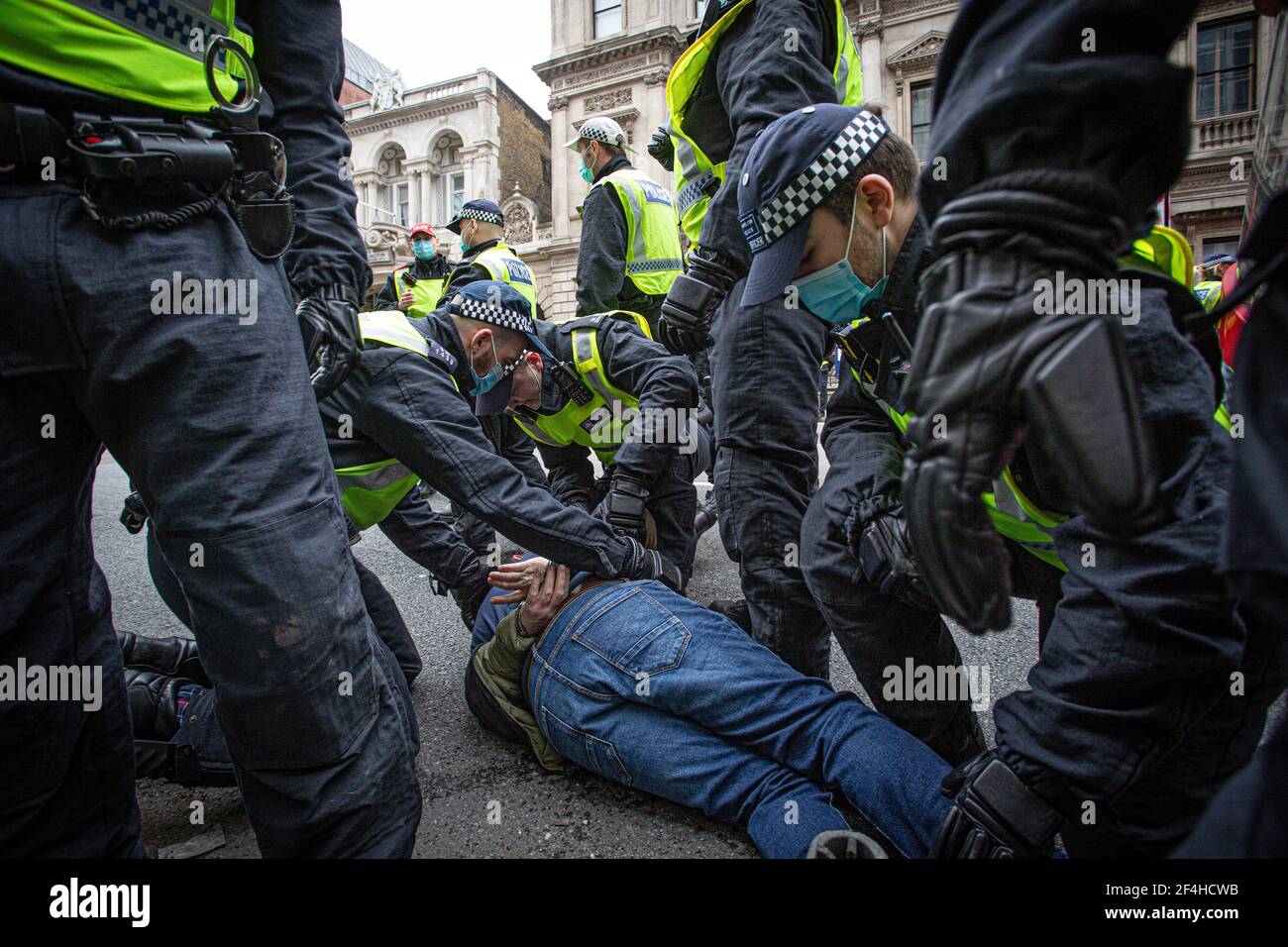 London, Großbritannien. März 2021. Ein Protestler wird von der MET-Polizei wegen Verstoßes gegen die nationale Sperre festgenommen. Stockfoto