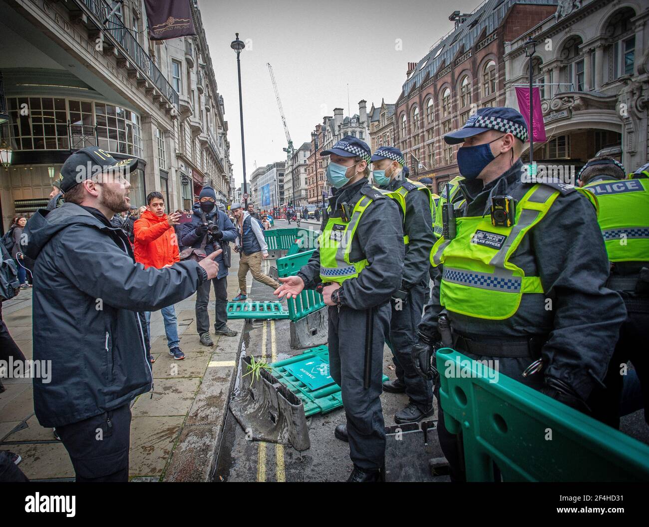 London, Großbritannien. März 2021, 20th. Ein Protestierender und ein Polizist treten während der Demonstration ins Gesicht.Tausende Demonstranten nehmen an einer Anti-Lockdown-m Teil Stockfoto