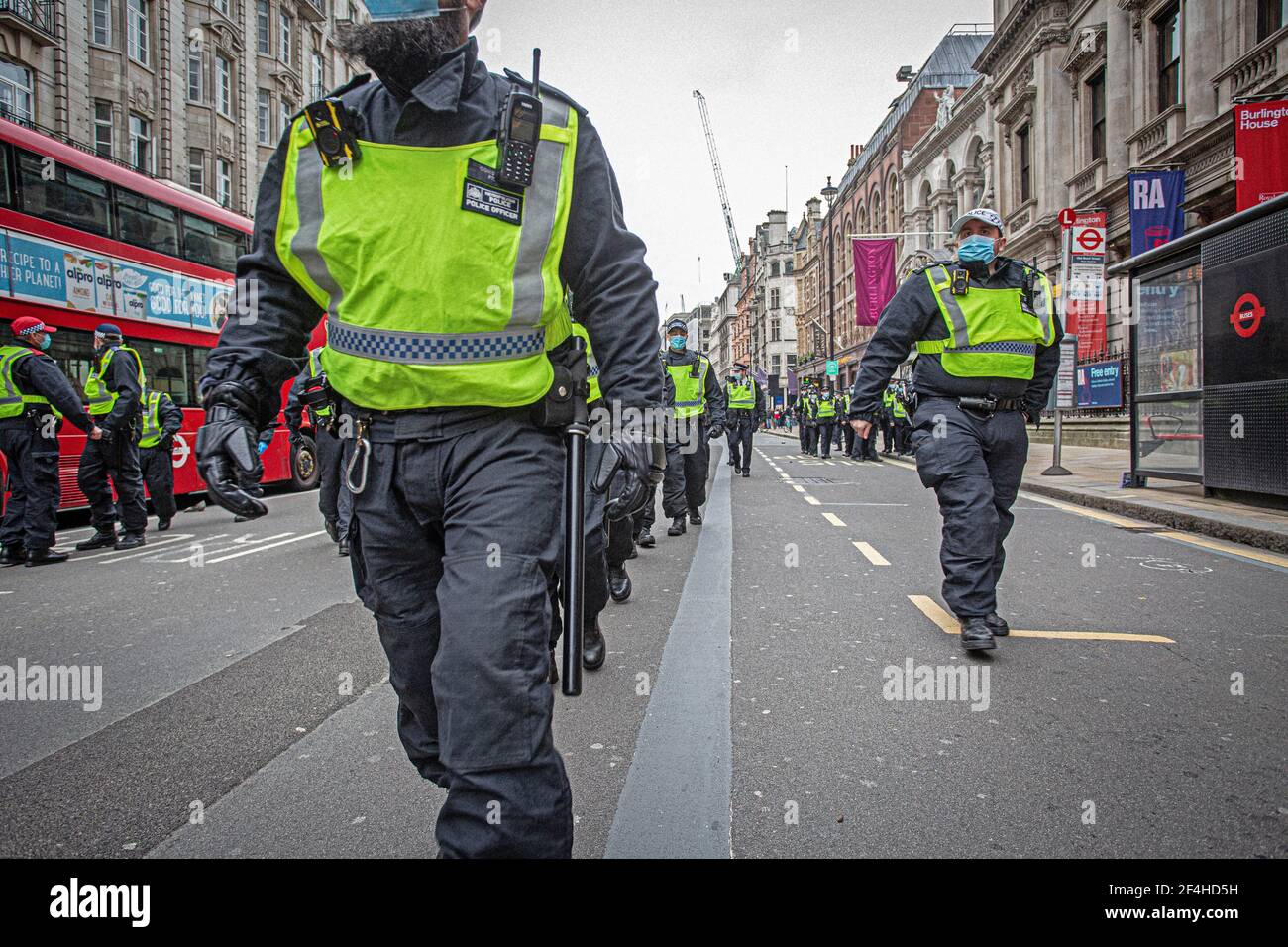 London, Großbritannien. März 2021, 20th. Polizeibeamte patrouillieren während der World Wide Rally for Freedom auf der Straße.Aktivisten und Menschen hielten erneut eine Demonstration ab Stockfoto