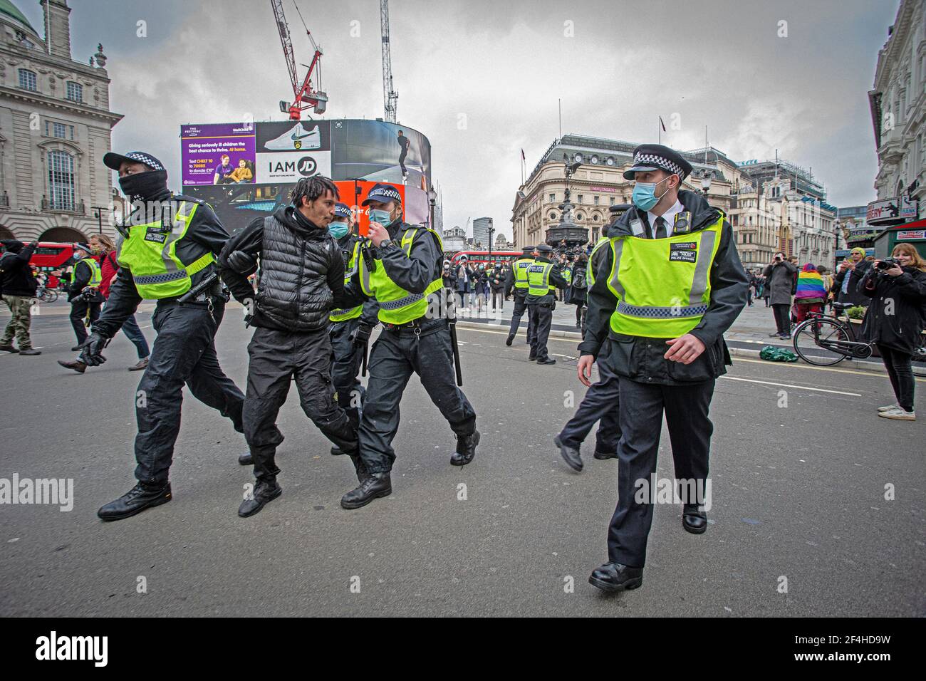 London, Großbritannien. März 2021, 20th. Ein Protestler wird von der MET-Polizei festgenommen, weil er während der Demonstration gegen das nationale Sperrgesetz verstoßen hat.Tausende von Pr Stockfoto